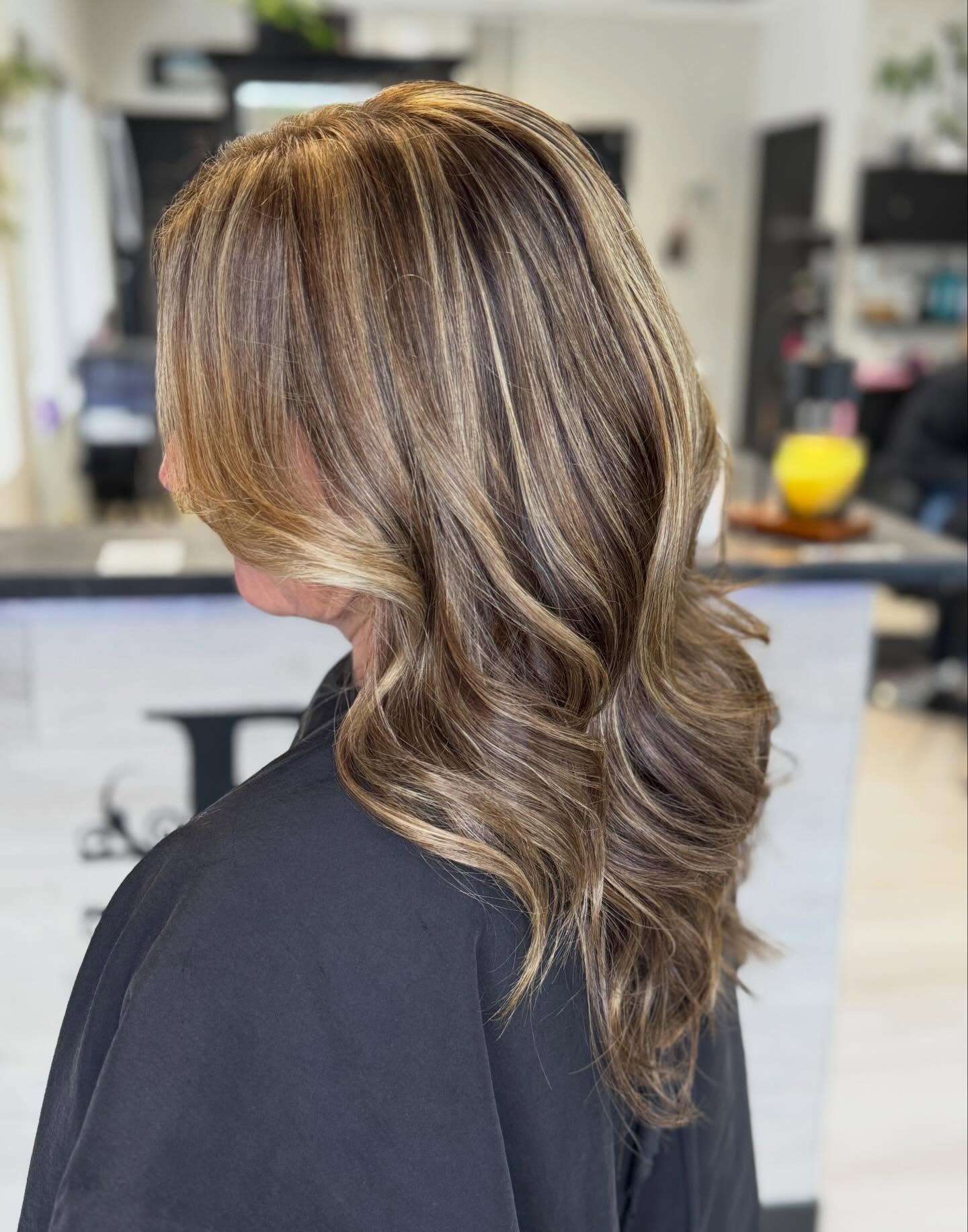Low maintenance color, high impact finish💇🏽♀️
•
@paintedby.pey
•
#mdhairstylist #dimensionalcolor #perryhallmd #redken #shwartzkopfprofessional
@alteregoitalynorthamerica