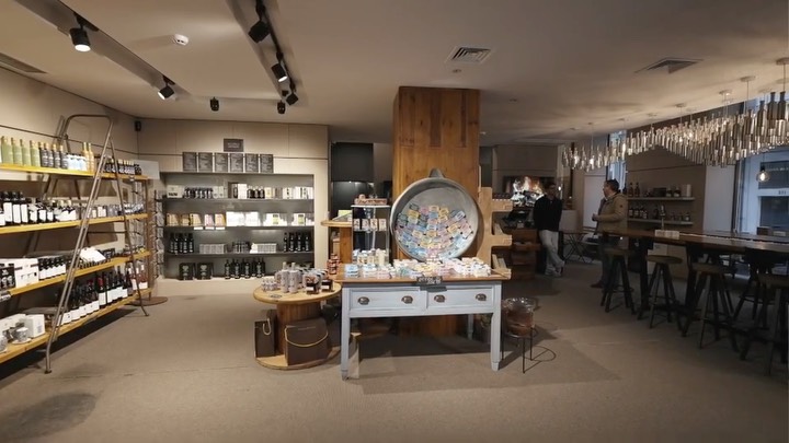 🎥 Já está no ar o nosso vídeo completo sobre um projeto pioneiro que está a transformar a forma como olhamos para o azeite português! 🇵🇹
Em parceria com a @datacolab.pt e a @acushla_evoo , o Azeite Gold Edition — produzido em Vila Flor, Trás-os-Montes — tornou-se o primeiro azeite de Portugal com Passaporte Digital do Produto.
Uma inovação que garante rastreabilidade total, transparência e autenticidade desde o olival até ao consumidor. 📲🧾
🔗 Neste vídeo contamos tudo: como funciona, porque é importante e o que isto representa não só para o azeite, mas para a inovação portuguesa no setor agroalimentar.
👉 Assiste agora e descobre como um simples QR Code pode contar toda a história do teu azeite preferido!
azeiteanorte.pt
#azeite #azeiteanorte #azeiteportugues #acushla #trasosmontes #altodouro #vilaflor #passaportedigital #digitalproductpassport #rastreabilidade #inovacao #inovacaodigital #agroalimentar #agritech #foodtech #sustentabilidade #transparencia #madeinportugal #oliveoil #extravirginoliveoil #produtonacional #economiacircular #transformacaodigital #cadeiadevalor #setoragro #agriculturaportuguesa #euinnovation #smartproduct #qrcode #industriaalimentar