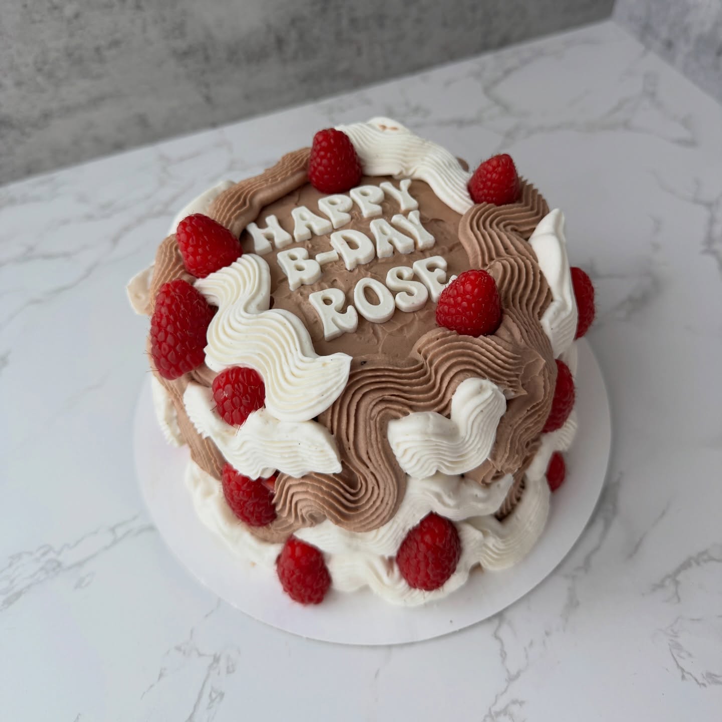 Birthday cake- Mini chocolate cake (6inch) with raspberry curd filling, combo of white chocolate and chocolate ganache.
#birthdaycake #raspberrycake #choclatecake #bakery #hb