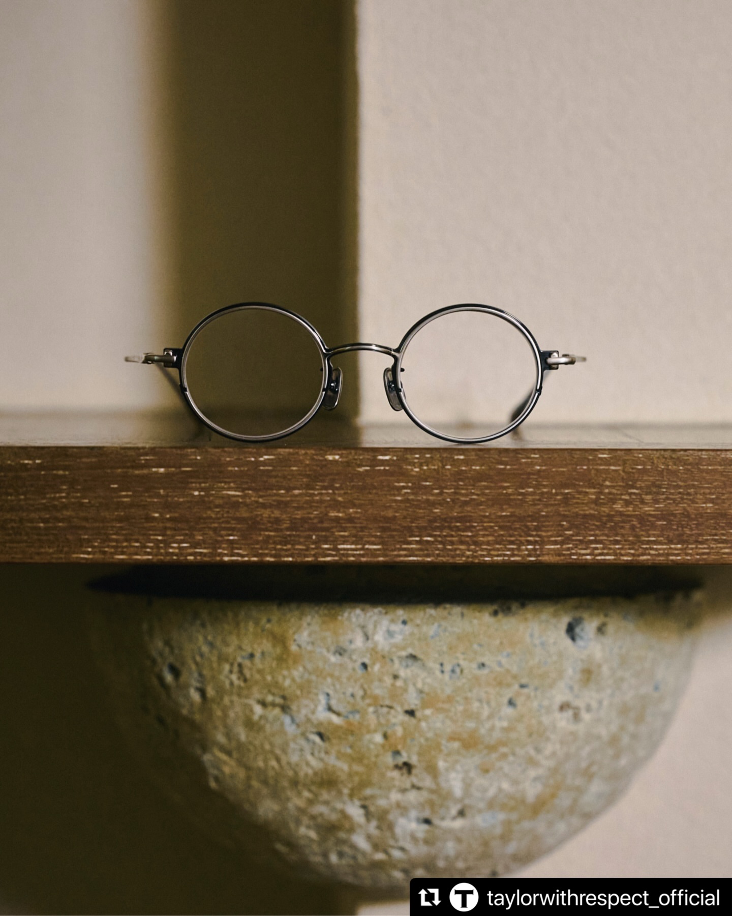 #Repost @taylorwithrespect_official
・・・
【Iconic Model】
TAYLOR WITH RESPECT
▶︎ phi
col.03 Silver & Navy
黄金比の比率記号「φ(Phi ファイ)」から名付けたラウンドタイプ。
デザインのアクセントとして、故意に分割したスリット上下の比率に黄金比を取り入れました。
古くから親しまれるラウンドデザインと、美しい比率の代表黄金比という、普遍的な二つの要素を組み合わせ、新しい表現に挑戦しています。
_______________
phi is the first round frame of Taylor with respect. Phi is the Greek Alphabet, which means the golden number. Golden ratio(1.618:1) is intentionally adopted to the front part by splitting into upper and lower parts with slits. The round shape of eyewear is the traditional design and the golden ratio is said to be the most beautiful ratio in nature.
The combination of the universal design and ratio leads to the new creation.
#taylorwithrespect
#テイラーウィズリスペクト
#eyewear
#taylorphi