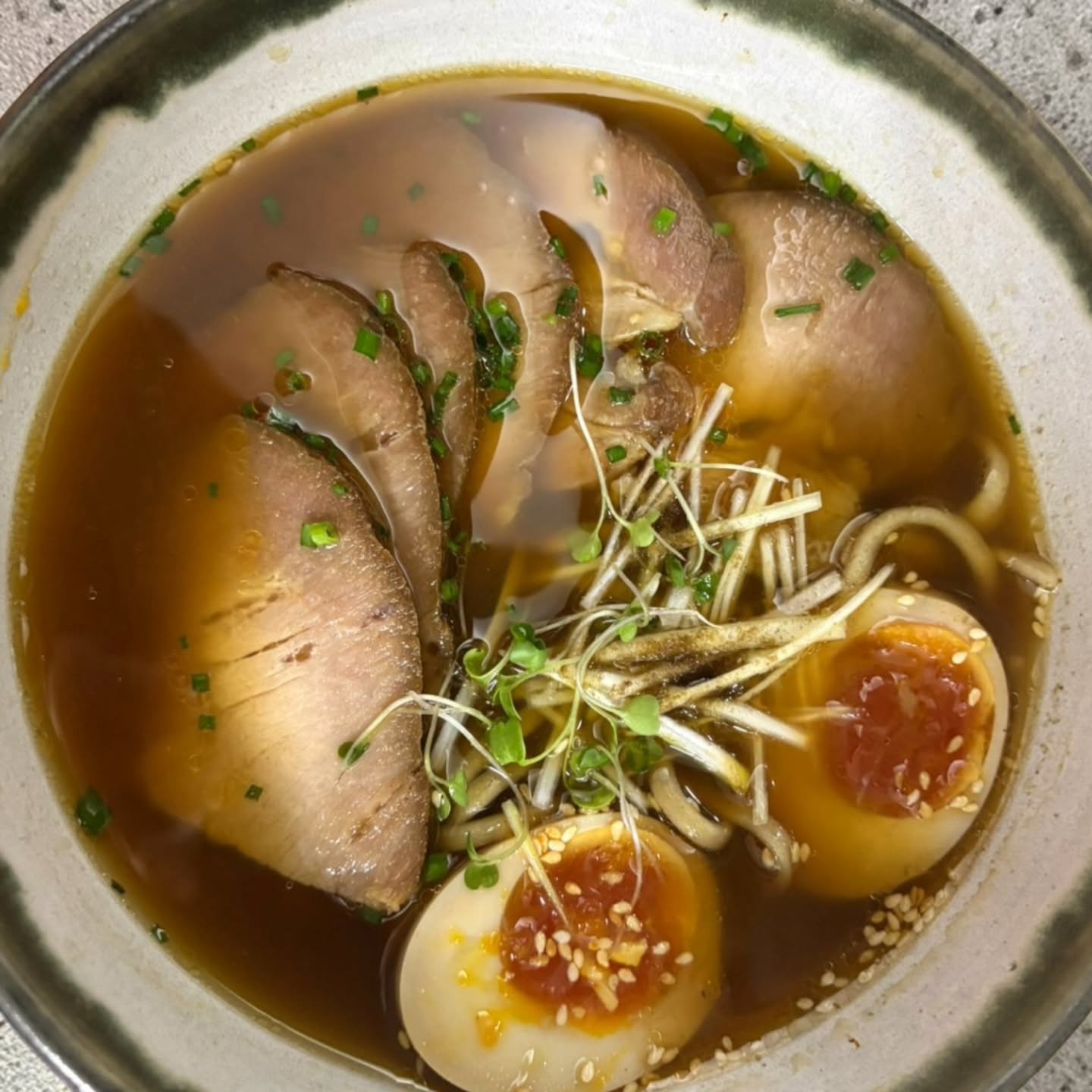 Esta es la señal para reservar tu mesa en SKR y ordenar un Ramen Tradicional de bondiola de cerdo.
#restaurantesbogota #foodie #planesbogota #comida #ramen