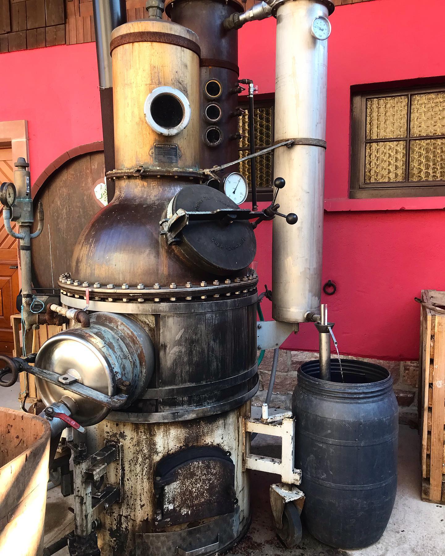 Distillation du marc de Gewurztraminer 🔥
.
.
.
#alsacerocks #alsace #drinkalsace #marcgewurztraminer #distillery #eaudevie