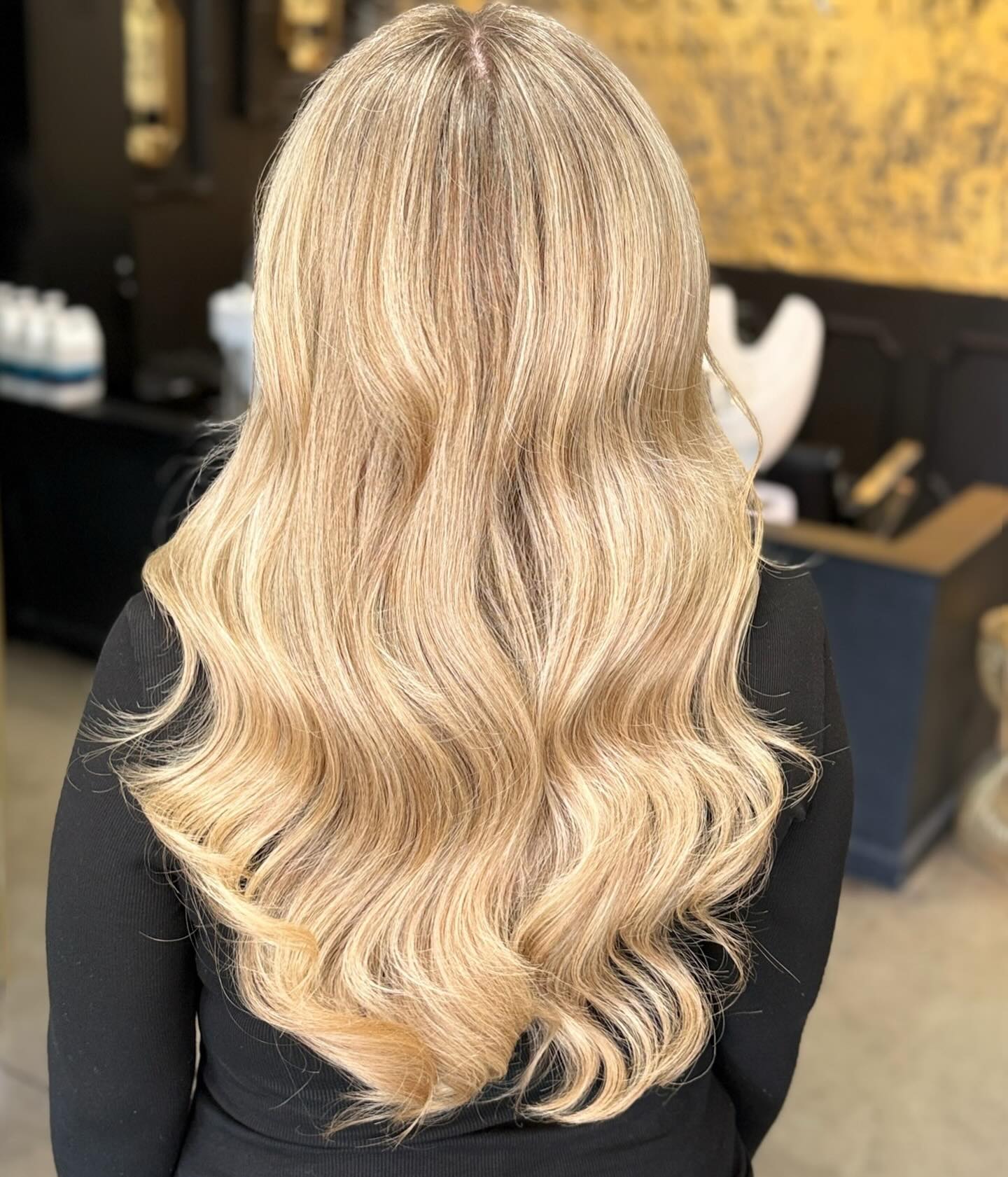 ✨ Soft Glam Waves + Dimensional Highlights ✨
Seamless highlights paired with soft glam waves create the perfect balance of brightness, movement, and shine. Strategic highlight placement adds dimension while keeping the overall look natural and low-maintenance.
Effortless blonde, polished finish — the kind of hair that looks just as good every day as it does styled 💫