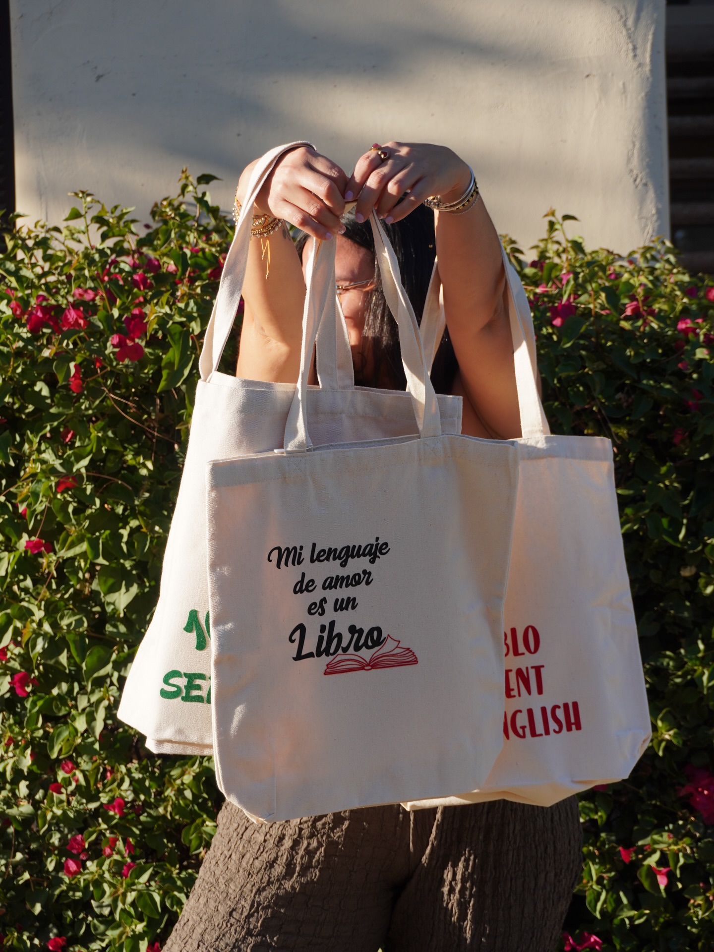 🌞 Summer Totes — Nueva Colección
Coloridas, creativas y listas para acompañarte a donde vayas.
Nuestra nueva colección de totes llega para añadir un toque diferente a tu estilo — perfectas para cargar libros, stationery y todo lo que inspira tu día.
Porque los accesorios también pueden ser una obra de arte. ✨
📩 Disponibles por DM — escríbenos y elige la tuya.