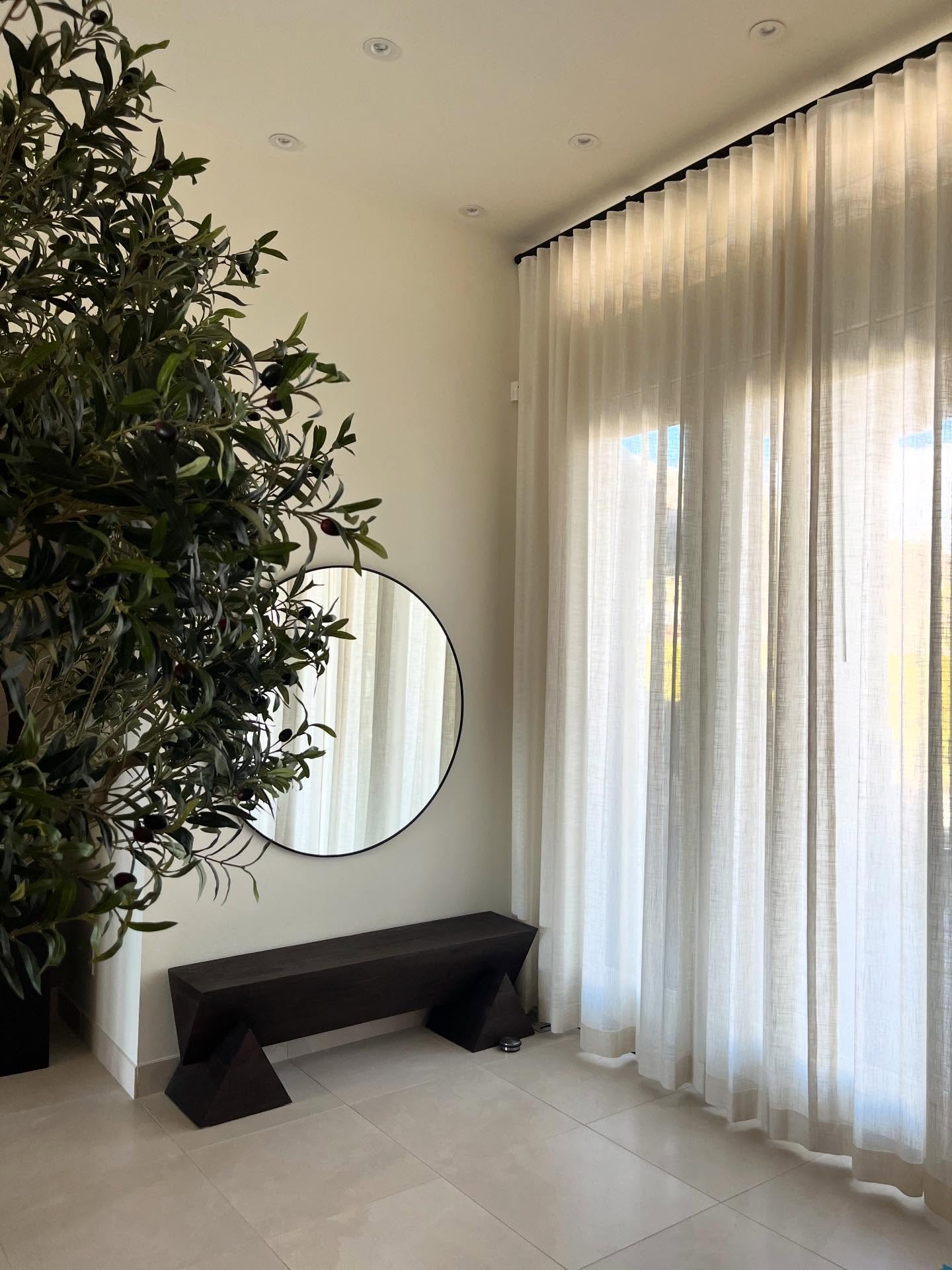 Soft elegant foyer light!💛
#nataliefuglestveitinteriordesign #foyerdesign #renovation #customdrapery #nfidlakeproperty