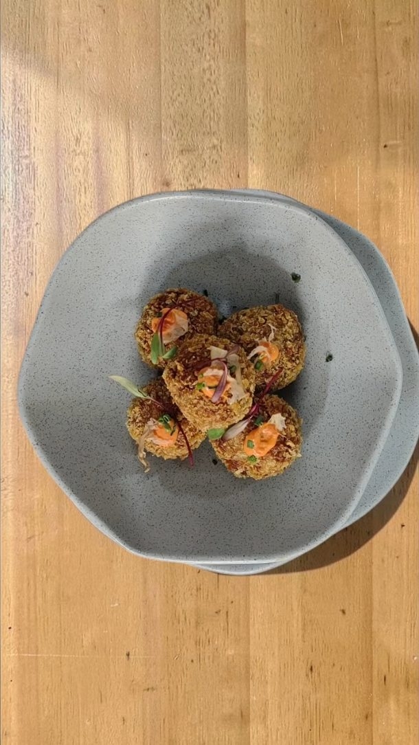 Alguien dijo, croquetas con relleno cremoso de pollo y setas, con salsa de pimentón ahumado??
#restaurantesbogota #planesbogota #foodie #foodporn #comida