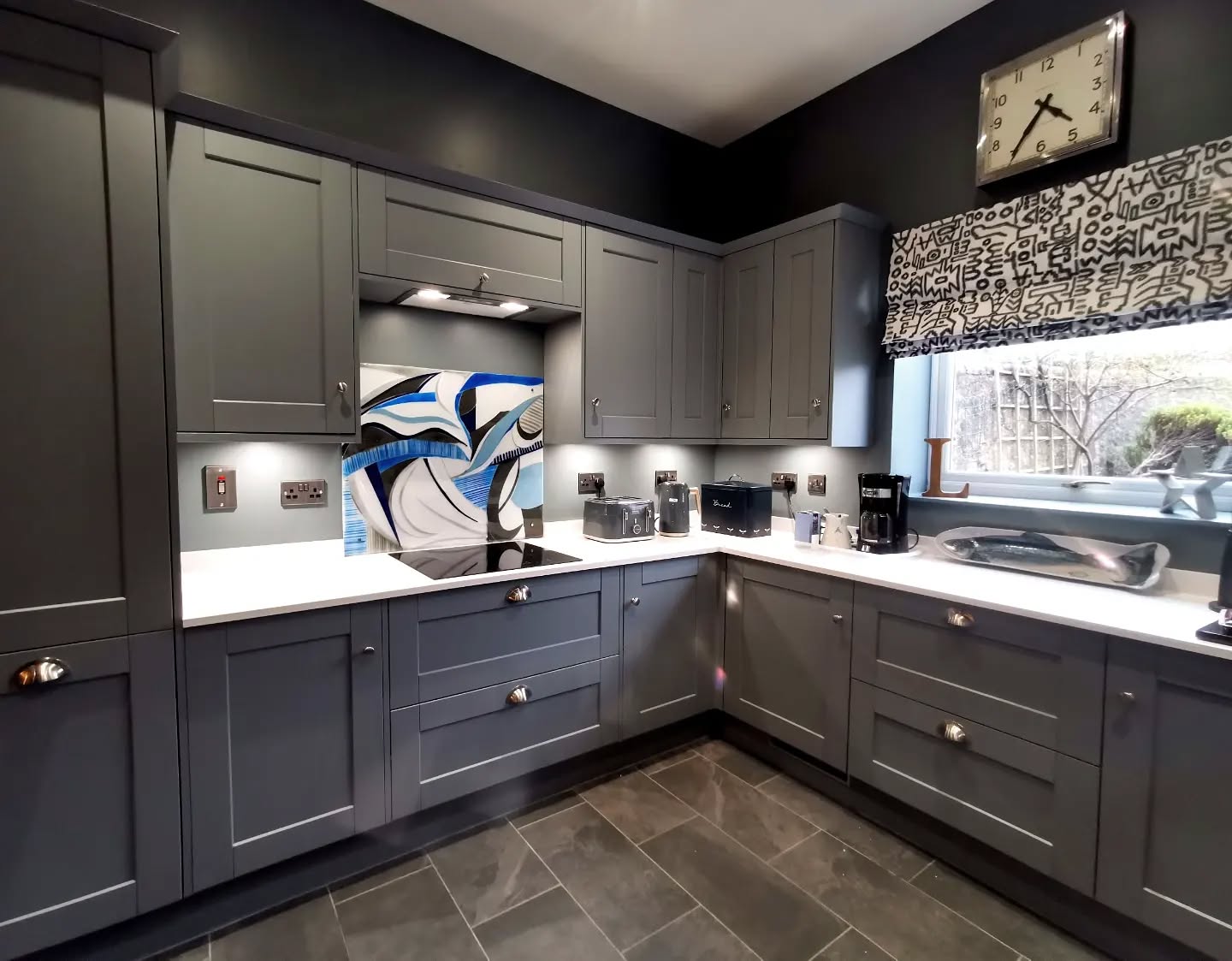 So lovely to get this splashback installed today, such a *gorgeous* new kitchen. Thanks so much for the commission! 💙💙💙
-
-
-
-
-
#kitchensplashback #splashback #commission #fusedglass #bullseyeglass #interiors #kitchendesign #glassart #interiordesign #interiorarchitecture #homesandinteriors #homedecor #kitchen #kitchenideas #paintingwithglass #modernart #modernism #abstractart