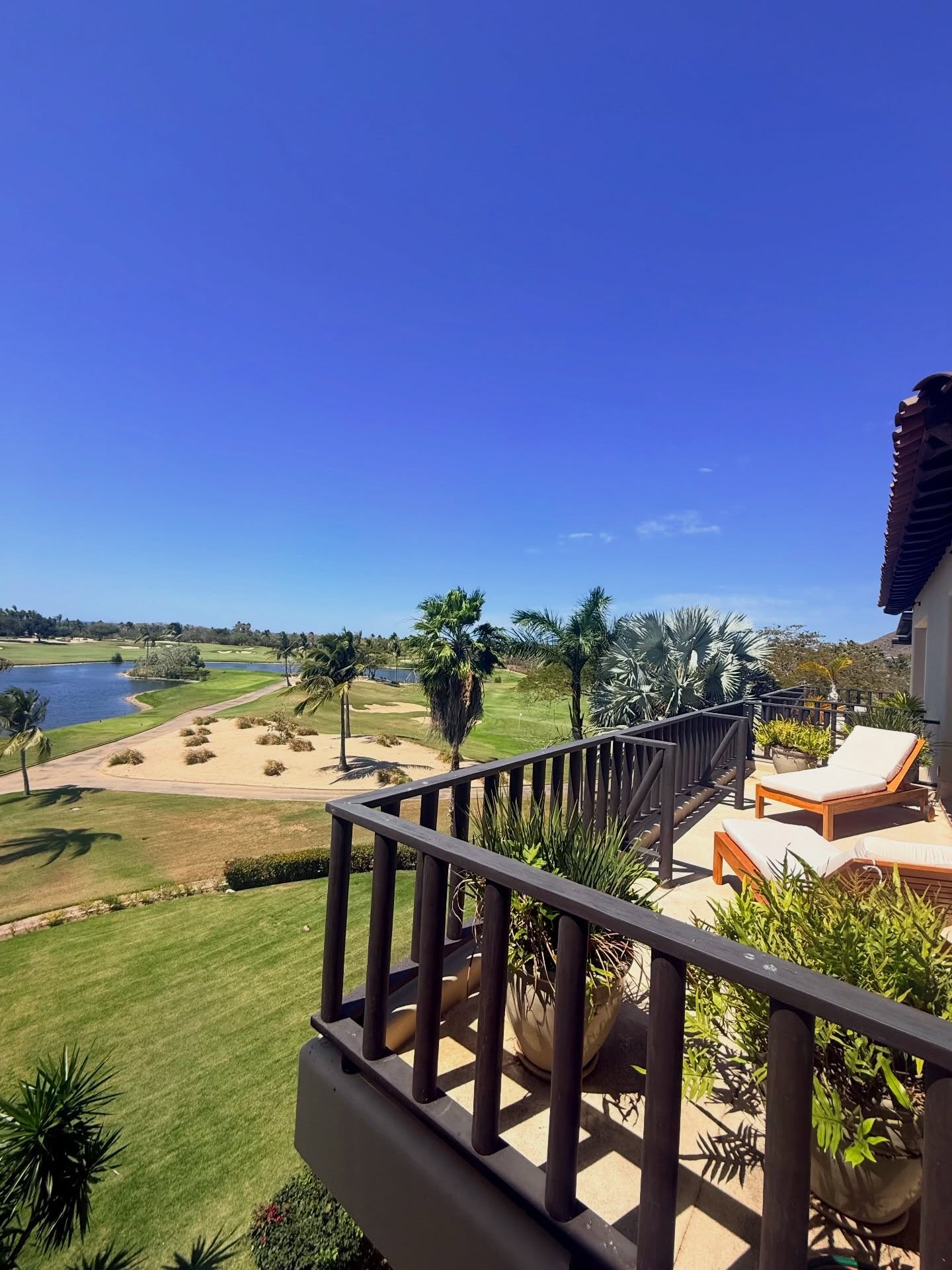 Where mornings begin with golf course views and the only schedule is the rhythm of the sun. ⛳️☕️
It is clear to me that when booking a stay in front of a golf course, it communicates several very clear things:
1. Privacy and exclusivity
The terrace that looks towards an open field demands privacy, just like Punta Mita. There is no noise, only space, nature, and the fields designed by Jack Nicklaus, which are part of the prestige of this area.
2. Luxury
• Coffee in the morning
• Reading at sunset
• An open view that relaxes the mind
It’s not an ostentatious luxury, it’s a serene luxury.
⸻
Welcome to your Prime Time
#PuntaMitaGolf #Golf #GolfMexico #GolfLuxury #GolfClub