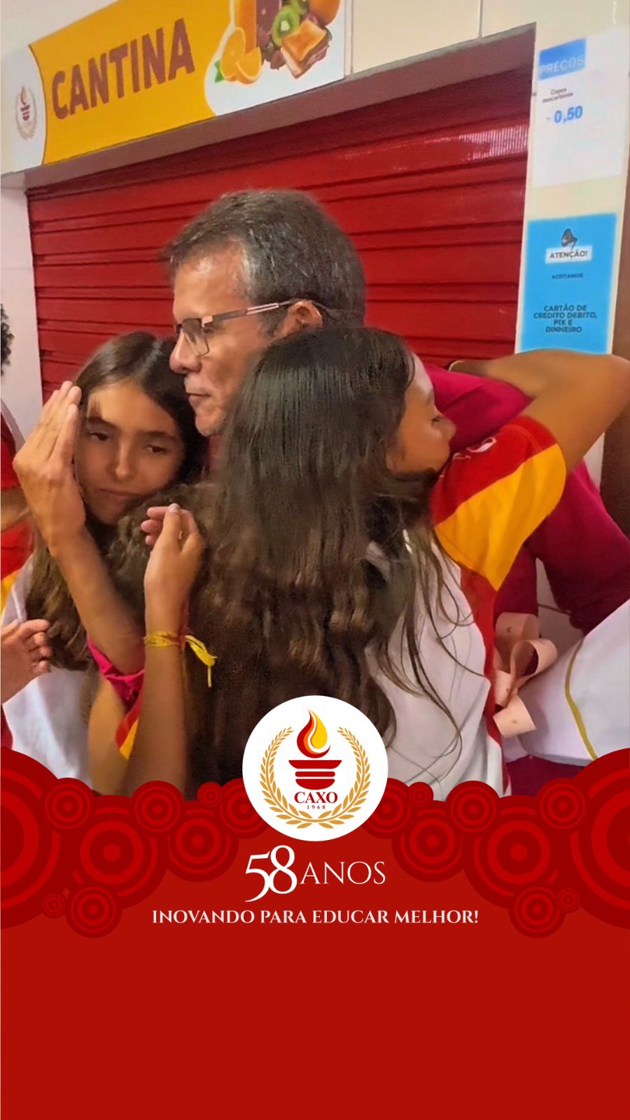 😍 Um momento inesquecível. No aniversário de 58 anos do Colégio Armando Xavier de Oliveira, a família CAXO preparou uma surpresa cheia de significado para o nosso diretor, Armando Xavier de Oliveira Júnior.
📖 Coordenação, professores(as), alunos(as) e colaboradores(as) se uniram para celebrar não apenas uma data, mas uma história construída com dedicação à educação e amor por cada geração que passa por esta Casa do Saber.
🎉 Foi lindo ver todos reunidos…
E mais emocionante ainda foi ver a emoção do diretor diante de tanto carinho, respeito e gratidão por essa trajetória que inspira e transforma vidas.
❤️💛 58 anos de inovações. 58 anos educando, acolhendo e construindo futuro! Família CAXO: uma história que continua sendo escrita todos os dias.
📚 CAXO, inovando para educar melhor!
#CAXO58Anos #AgoraSomos58Anos #InovandoParaEducarMelhor #OrgulhoDeSerCAXO