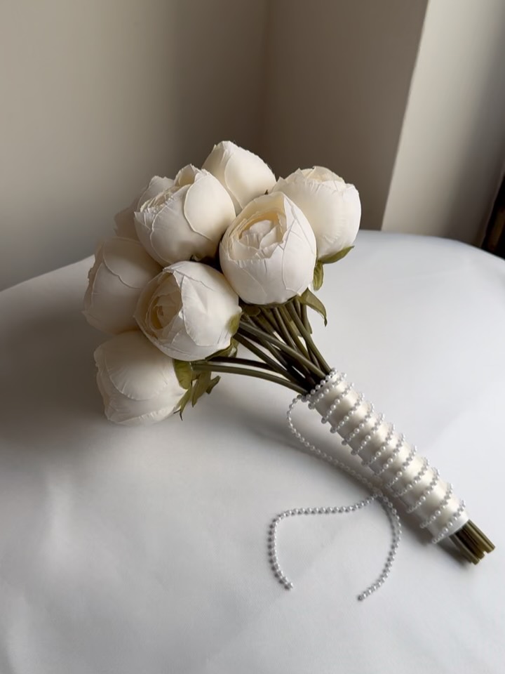 Soft ivory peonies, timeless elegance 🤍
Your forever bouquet starts here…
DM me to order yours ✨
#bridalbouquet #weddingflowers #ivorybouquet #peonybouquet #bridetobe