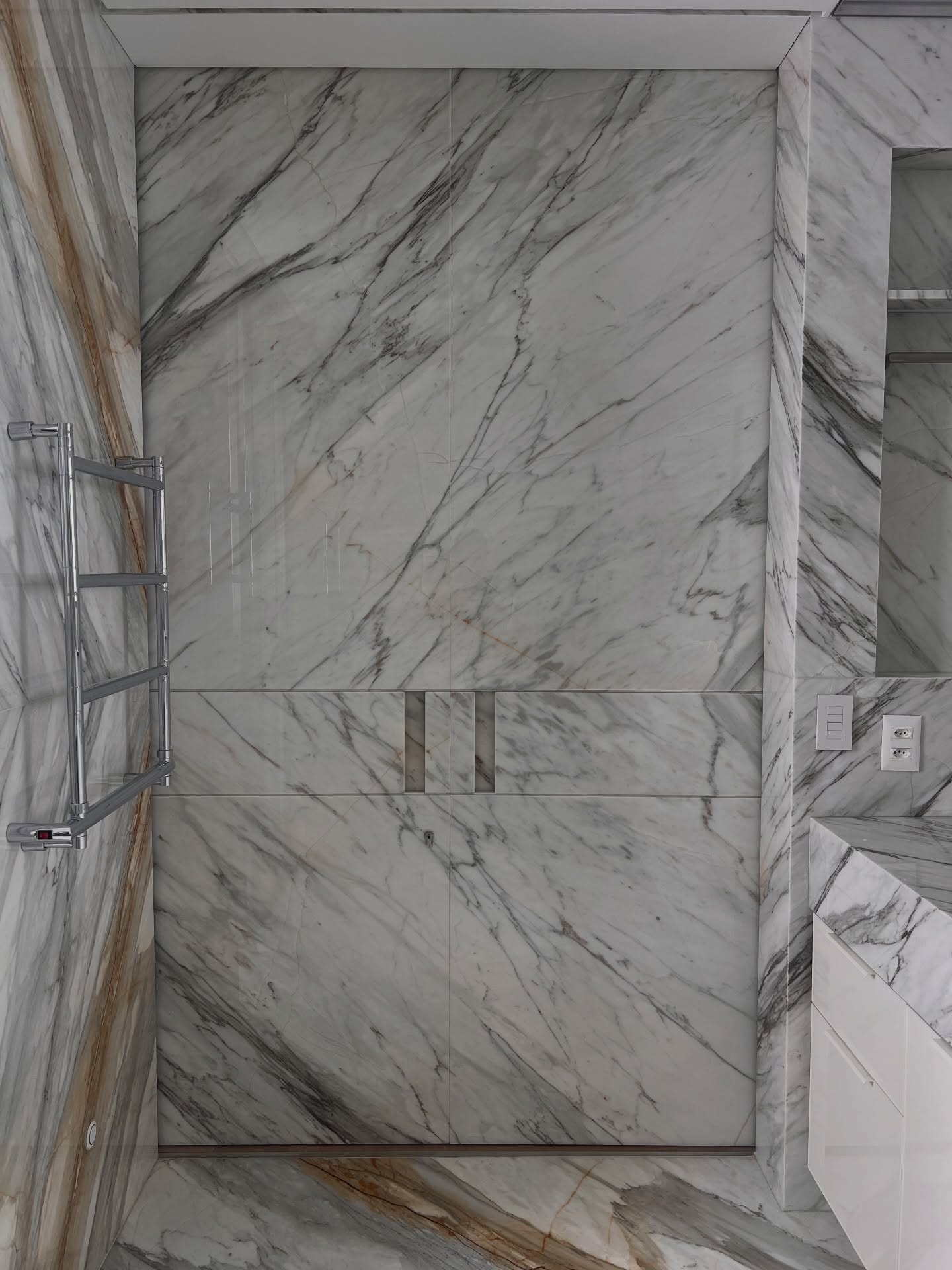 Apartamento JS
Banheiro com portas e teto revestidos em mármore e sauna.
Arquitetura e interiores: @twoarquitetura