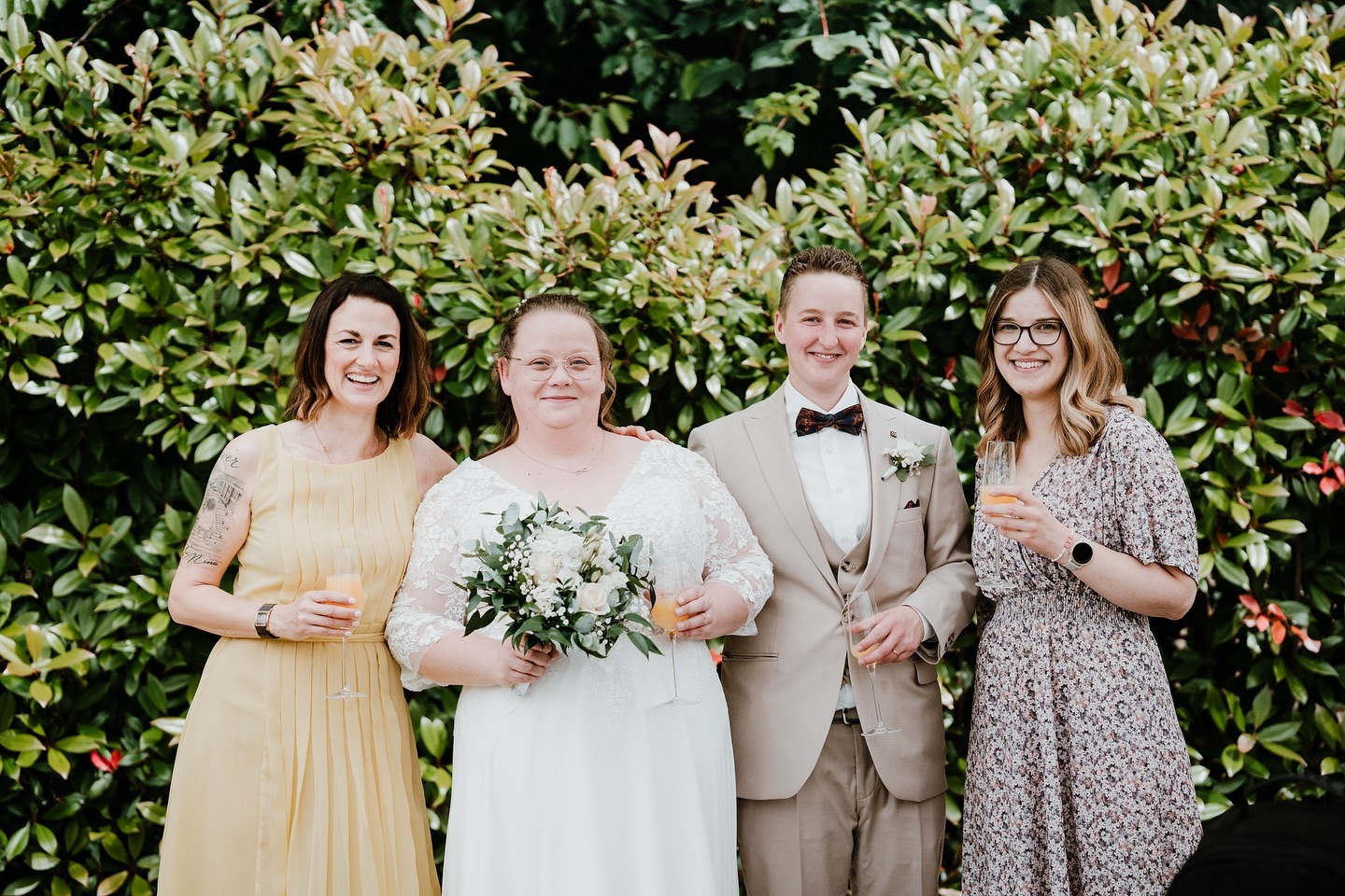 ✨14.06.2024✨
An diesem wunderschönen Tag haben sich Tina & Tamara das JA-Wort gegeben 💖
Das allerschönste an meinen Job ist, dass ich so unendlich bezaubernde Menschen wie euch kennenlernen darf 🥰 ihr beide strahlt so eine unglaublich positive & harmonische Energie aus - das macht euch sooo besonders 🥹
Wie herzlich ihr mich empfangen habt und meine Lieder gefühlt habt - ich bin so dankbar ♥️
Danke, dass ich Teil eures besonderen Tages sein durfte ♥️ Ich wünsche euch für eure gemeinsame Zukunft nur das allerbeste 🫶🏻
Ein großes Dankeschön geht auch an die liebe Nadja von @herzenstraum_traurednerin für diese wunderschöne & emotionale Trauzeremonie 💍🥰
Ein großes Dankeschön geht ebenfalls an die Liede @nina_schulz_fotografie, die immer großartige Fotos (von mir) knipst 📸
Ich finde wir waren ein großartiges Team 🙌🏼🤗💖