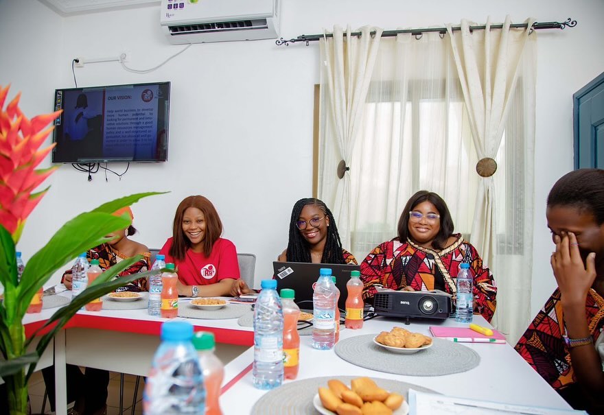 Journée internationale des droits de la femme.
8 mars 2024
Thème de la 39e édition: “Investir en faveur des femmes : accélérer le rythme”.
Les dames de SOLUTIONS RH+EMPLOI SARL 👩🏽⚕️👩🏾🏭👩🏾💼👩🏿🌾👩🏾🎓👷🏿♀️👩🏽🔬👩🏻🎨👩🏾✈️👩🏽⚖️🤵🏽♀️🤰🏽🤱🏽
> Débat sur le thème
> Œuvre caritative
> Dîner