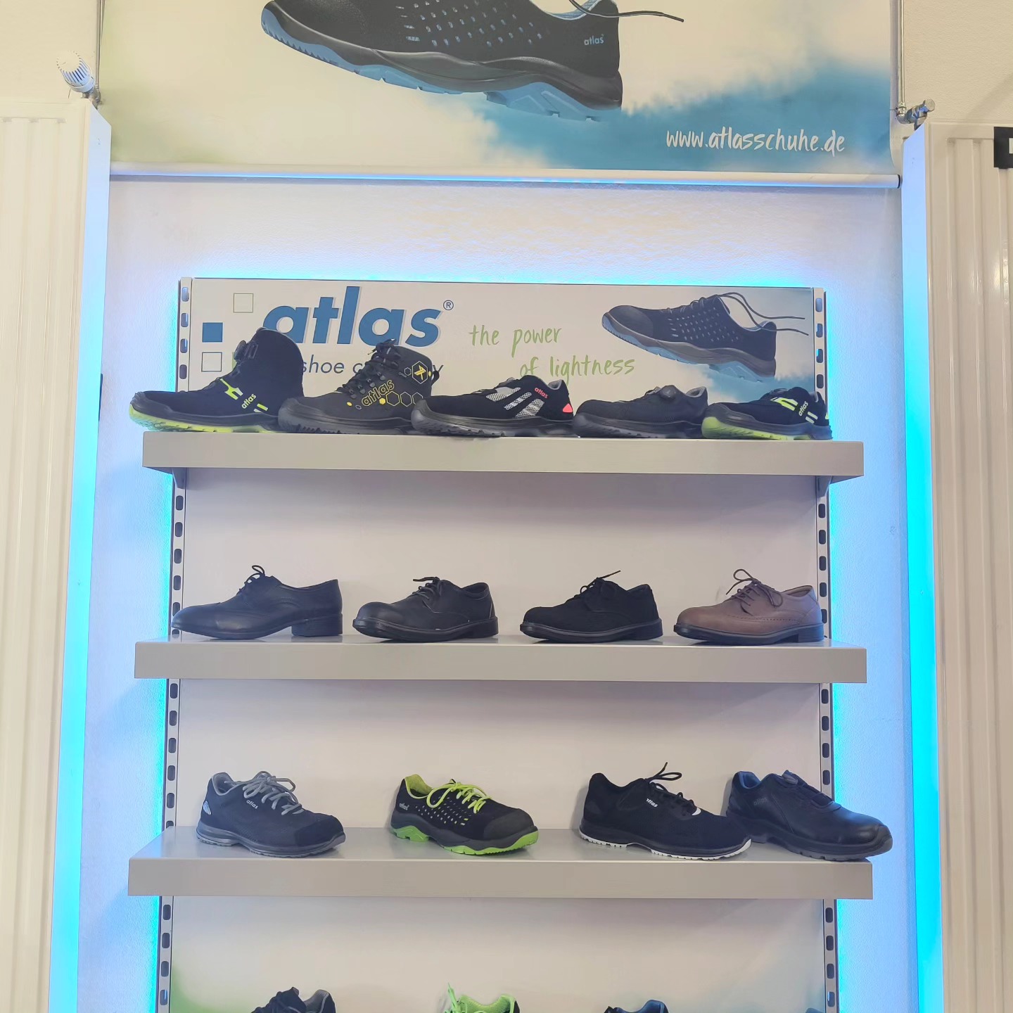 👟✨ Unsere Atlas Schuh-Ausstellung ist da! Entdecke bequeme und stylische Schuhe für jeden Tag. Komm vorbei und finde dein neues Lieblingspaar! #AtlasSchuhe #SchuhStyle #NeueAusstellung