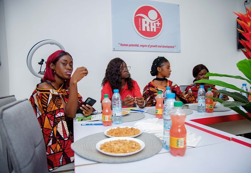 Journée internationale des droits de la femme.
8 mars 2024
Thème de la 39e édition: “Investir en faveur des femmes : accélérer le rythme”.
Les dames de SOLUTIONS RH+EMPLOI SARL 👩🏽⚕️👩🏾🏭👩🏾💼👩🏿🌾👩🏾🎓👷🏿♀️👩🏽🔬👩🏻🎨👩🏾✈️👩🏽⚖️🤵🏽♀️🤰🏽🤱🏽
> Débat sur le thème
> Œuvre caritative
> Dîner