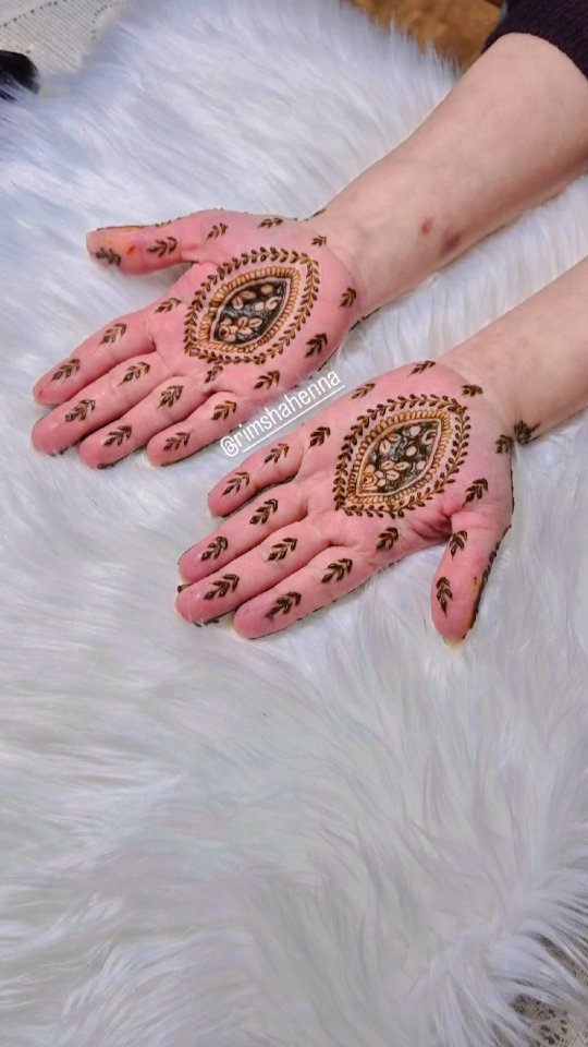 Eid may be over, but the beauty stays ✨🌙
So grateful for all the love and trust this season 🤍
Which design is your favorite? 😍
Save for inspo & DM for bookings 💌
#mehndi #henna #eidtransition #viral #transitionreels💫 partyhenna wedding 2026events bridesmaids booking southasianwedding bridalparty function birthdayparty handtransition elegant passion pakistaniart pakistan