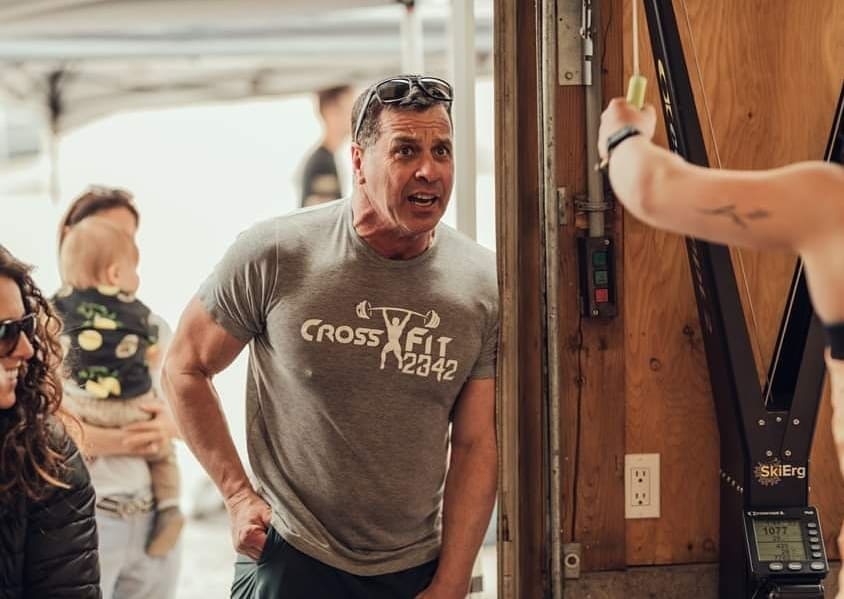 Bonjour à notre petite famille du crossfit2342, comme vous savez déjà, nous sommes fermé et ce pour une durée indéterminée depuis dimanche dernier.
.
.
Le crossfit c'est un sport d'équipe et c'est maintenant qu'on a besoin de vous pour le plus gros et difficile team wod qu'on a vue jusqu'à présent... rester chez soi! .
.
Nous sommes conscients que ça peut être extrêmement exigent, en particulier pour une communauté active comme la nôtre, mais si on veut passer au travers et revenir s'entraîner, s'encourager et se faire crier dessus par Christian, il faut travailler ensemble pour battre quelque chose qui est encore plus gros que notre orgueil... Le virus!
.
.
En attendant, profitez du temps pour vous relaxer, cuisiner, respirer et vous entrainer (À la maison)
.
.
À bientôt tout le monde, prenez soin de vous... et n'hésitez pas à nous envoyer vos entraînements maison! On vous aime!!! .
.
#crossfit #quarantine #stayhome