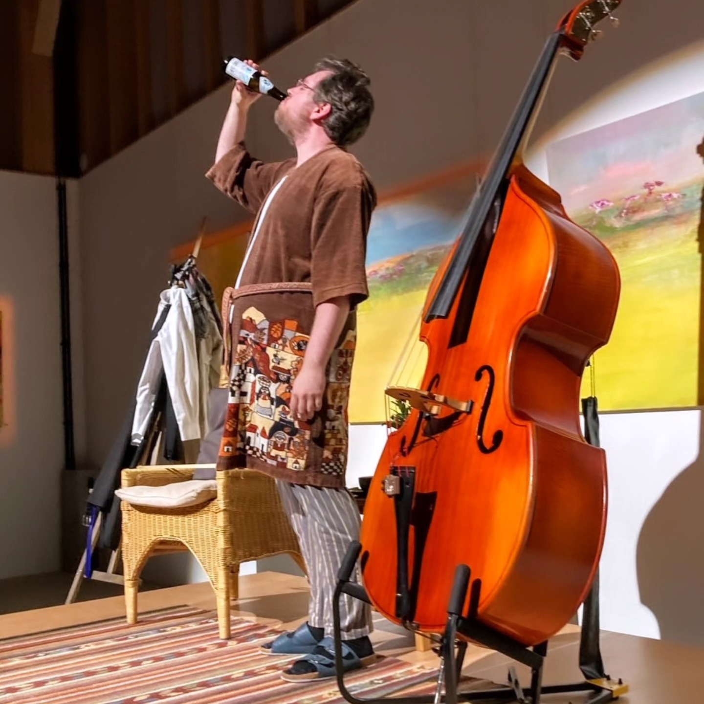 Ein kleiner Rückblick auf die letzten Kontrabass-Aufführungen
@raum_durch_kunst @tmg.muenchen @gemeinde_neufahrn
Vielen Dank für alle die zugeschaut haben! Es waren drei wunderbare Aufführungen.
In Sindelsorf waren alle Plätze ausverkauft, eigene Stühle wurden vom Publikum mitgebracht. In Neufahrn bekam ich meine ersten Standing Ovations! Vielen Dank, ich freue mich schon auf weitere Aufführungen.
Hat jemand Ideen wo ich damit auftreten könnte?
#kontrabass #derkontrabass #theater