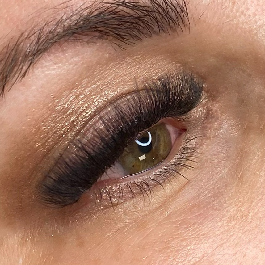 Oh hey there 👋🏻 I realize I should probably post more than a couple times a year 🫣 Carrie came in yesterday for brows which made me realize I never posted her fullset of lashes from April 🤣 Also just a reminder for booking- my schedule is pretty picked over between now and the new year so make sure you have your holiday spots secured!