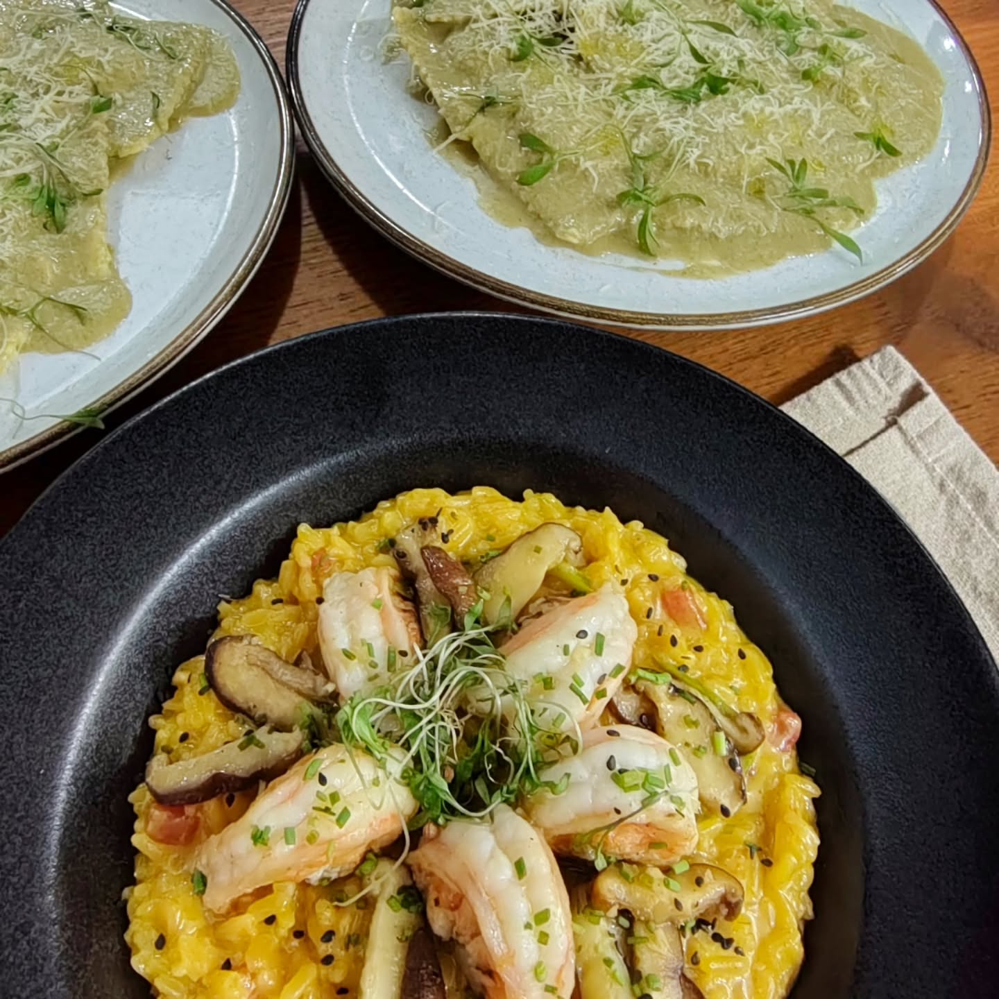 El regreso de Semana Santa es mejor con nuestro arroz cremoso de langostinos, y raviolis de berenjena con salsa de ajonjolí.
#restaurantesbogota
#restaurante #comida #foodie #planesbogota