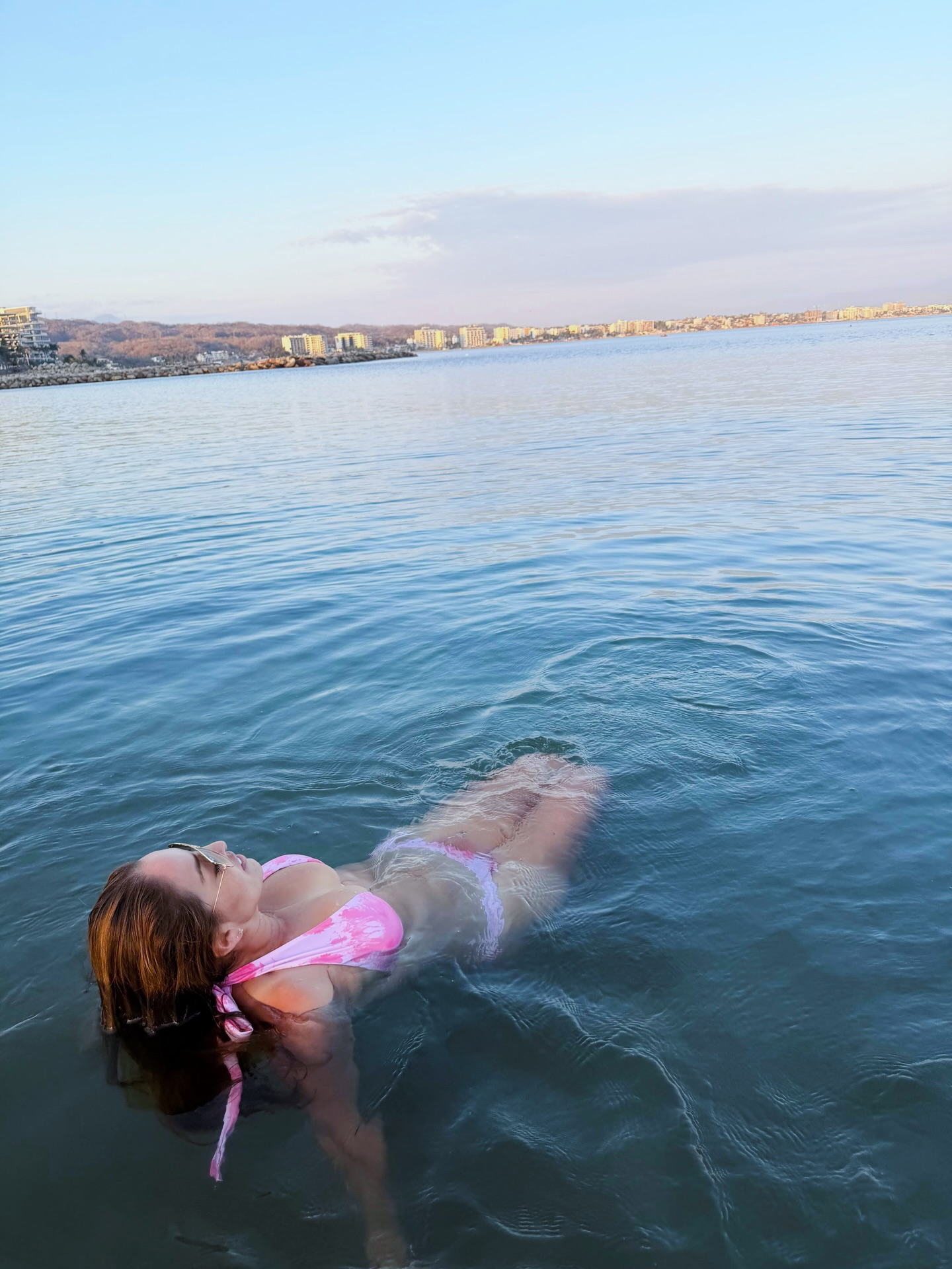 .
El verdadero lujo no se construye en lo visible…
se cultiva en los días silenciosos que pocos presencian.
Pues he comprendido que cada instante, cada destino nace mucho antes de ser admirado, en la intención, en el detalle, en la constancia invisible.
Porque lo que hoy llamamos escape, descanso o paraíso…
es el resultado de una visión sostenida en el tiempo.
Aquí, no solo llegas a un lugar.
Llegas, a tu mejor versión.
#PuntaMita
