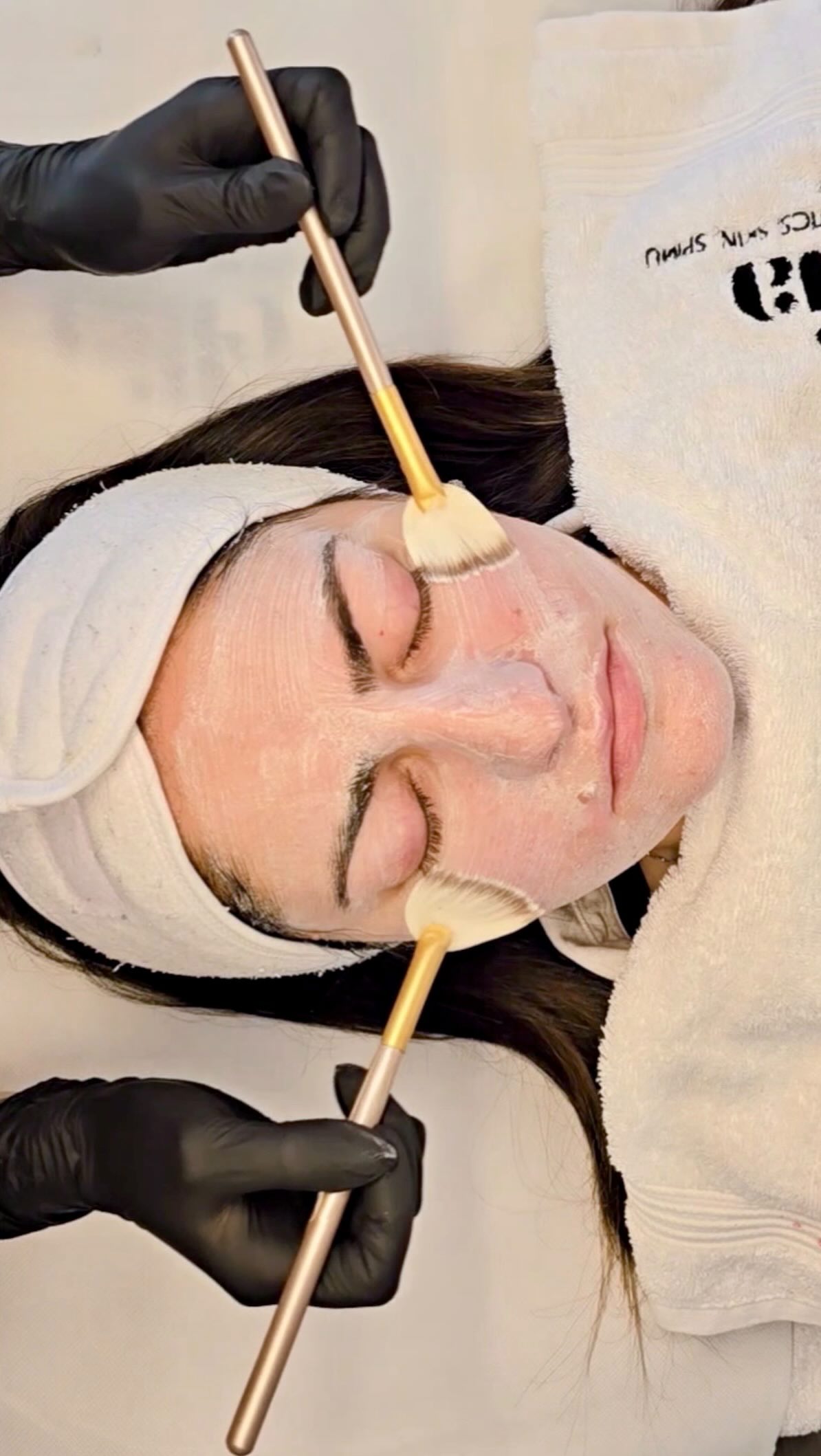 Skin feeling dull or dry? Not sure what to do but you know that you want Smoother, Brighter, Glowing skin? This one’s for you.
My new Signature Glow Advanced Facial delivers, a multi-step treatment designed to resurface, hydrate, and restore your skin in a single session.
Deep cleanse → Dermaplane → BioRePeel → (your choice of) Hyaluronic Acid Skin Booster → LED therapy.
Every step has a purpose. Every step works harder because of the one before it.
Whether your skin is dull, dehydrated, acne-prone, or just in need of a serious reset, this one’s for you.
Book now via the link in my bio 🔗
#signatureglowfacial #advancedfacial #bromleyfacial #bromleyaesthetics #bronleyskincare