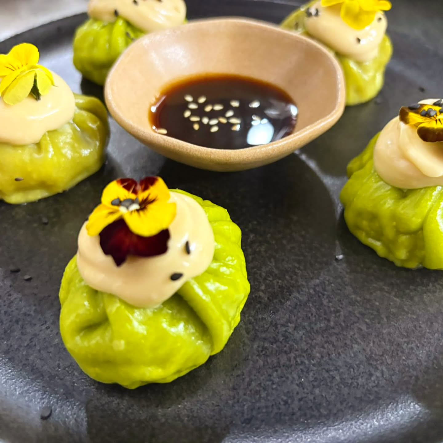 Los días de lluvia se llevan mejor con unos dumplings de langostinos perfectamente reconfortantes.
#restaurante #comida #foodie #dumplings #planesbogota