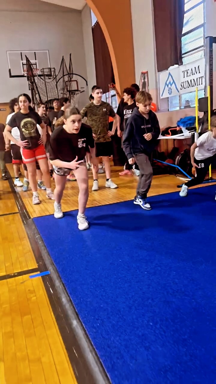 Explode forward. ⚡️
Break down with quick feet. 🦶💨
Flip the switch—backpedal under control. 🔄
Then GO finish strong. 🏁
Train the ability to decelerate, react, and re-accelerate—because that’s what game speed really looks like. 💯
#speed #decceleration #sprint #athletes #training