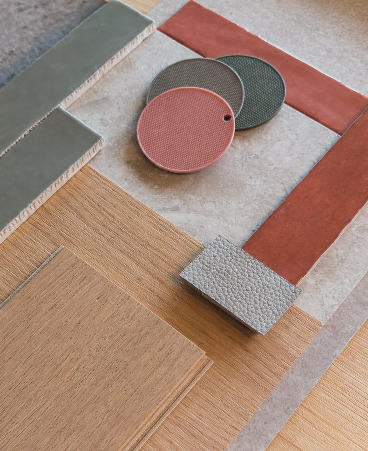 Ideen zum Anfassen.
Ein Zusammenspiel aus warmem Holz, soften Oberflächen und erdigen Nuancen – ruhig, reduziert und doch voller Charakter.
Dieses Moodboard fängt die Stimmung ein, bevor der Raum entsteht: natürlich, harmonisch und mit einem feinen Gespür für Details.
#designprozess #moodboardlove #materialmix #interiorconcept #ästhetik #inspiration