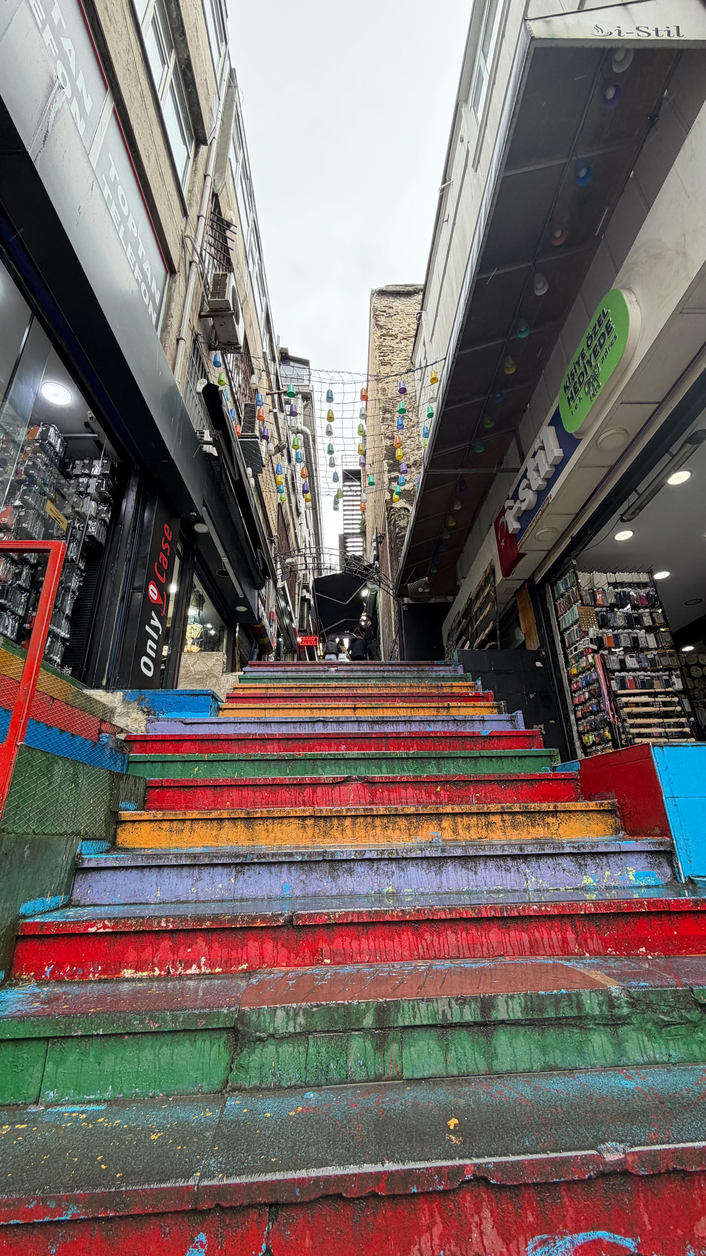 Rainy day in Istanbul 🌧️
Exploring cozy streets, chasing the perfect Turkish tea ☕️
