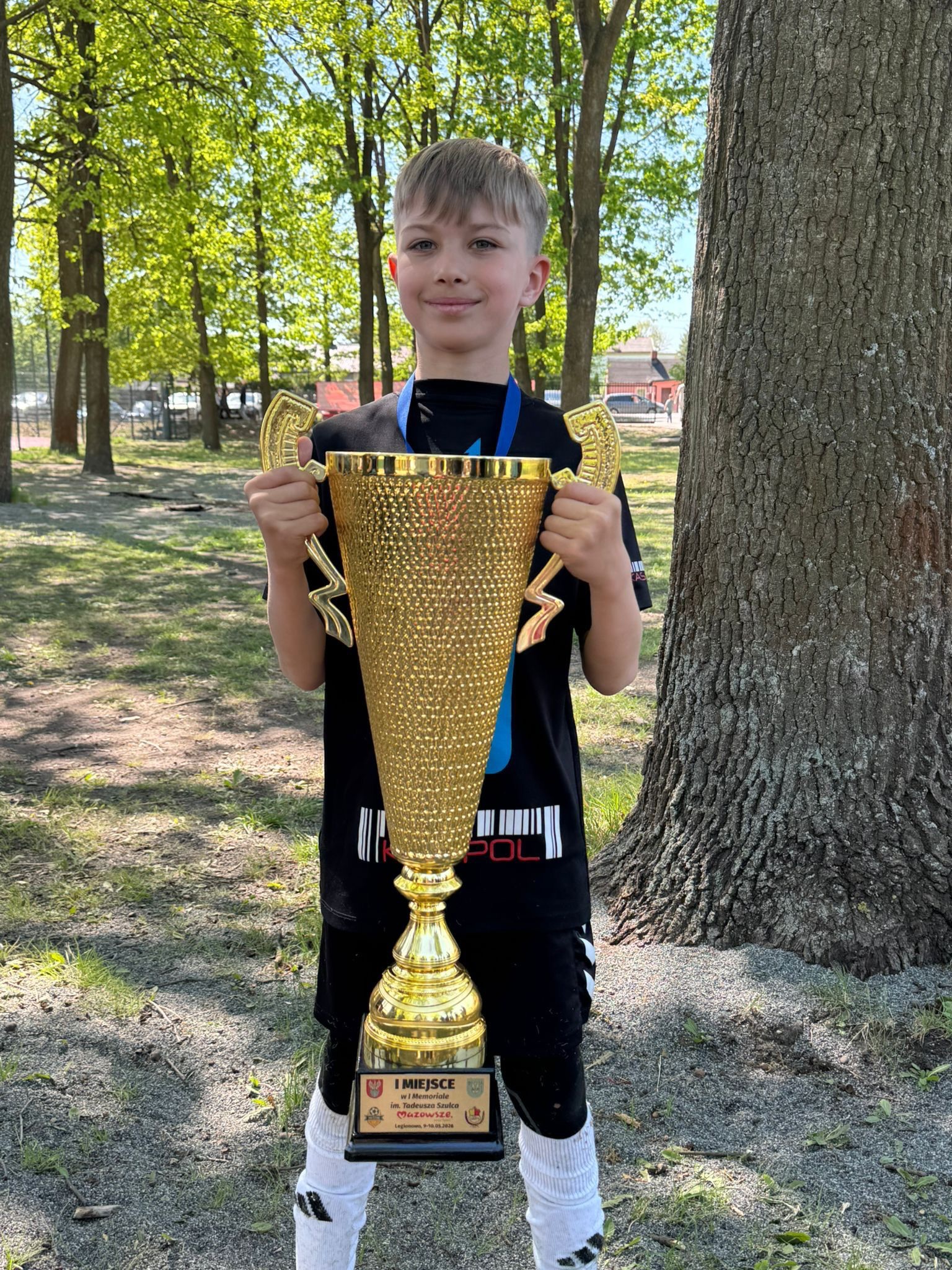 Wygraliśmy ! 🏆🥇⚽️ Rocznik 2017 z trenerem Jakubem Borczyńskim @b0ru_2 wygrał turniej @profuturecup_ 💪 W dwudniowym turnieju brały udział 32 drużyny z całej Polski - nasza drużyna była najlepsza !!! 🙌🔥🔥🔥 Brawo drużyna, brawo trener, brawo rodzice 👏 #druzyna #piłkanożna #turniejpiłkarski #winner