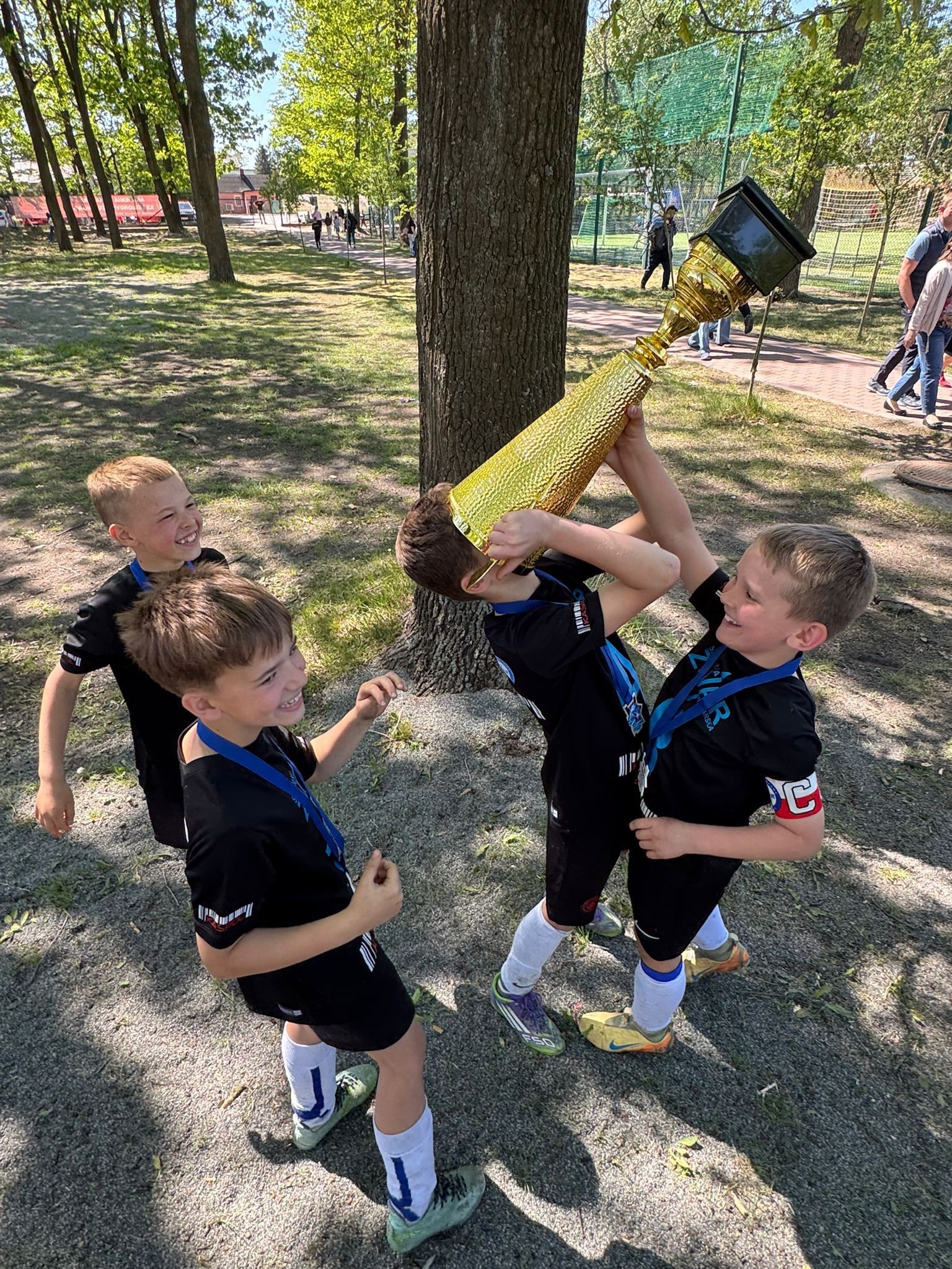 Wygraliśmy ! 🏆🥇⚽️ Rocznik 2017 z trenerem Jakubem Borczyńskim @b0ru_2 wygrał turniej @profuturecup_ 💪 W dwudniowym turnieju brały udział 32 drużyny z całej Polski - nasza drużyna była najlepsza !!! 🙌🔥🔥🔥 Brawo drużyna, brawo trener, brawo rodzice 👏 #druzyna #piłkanożna #turniejpiłkarski #winner