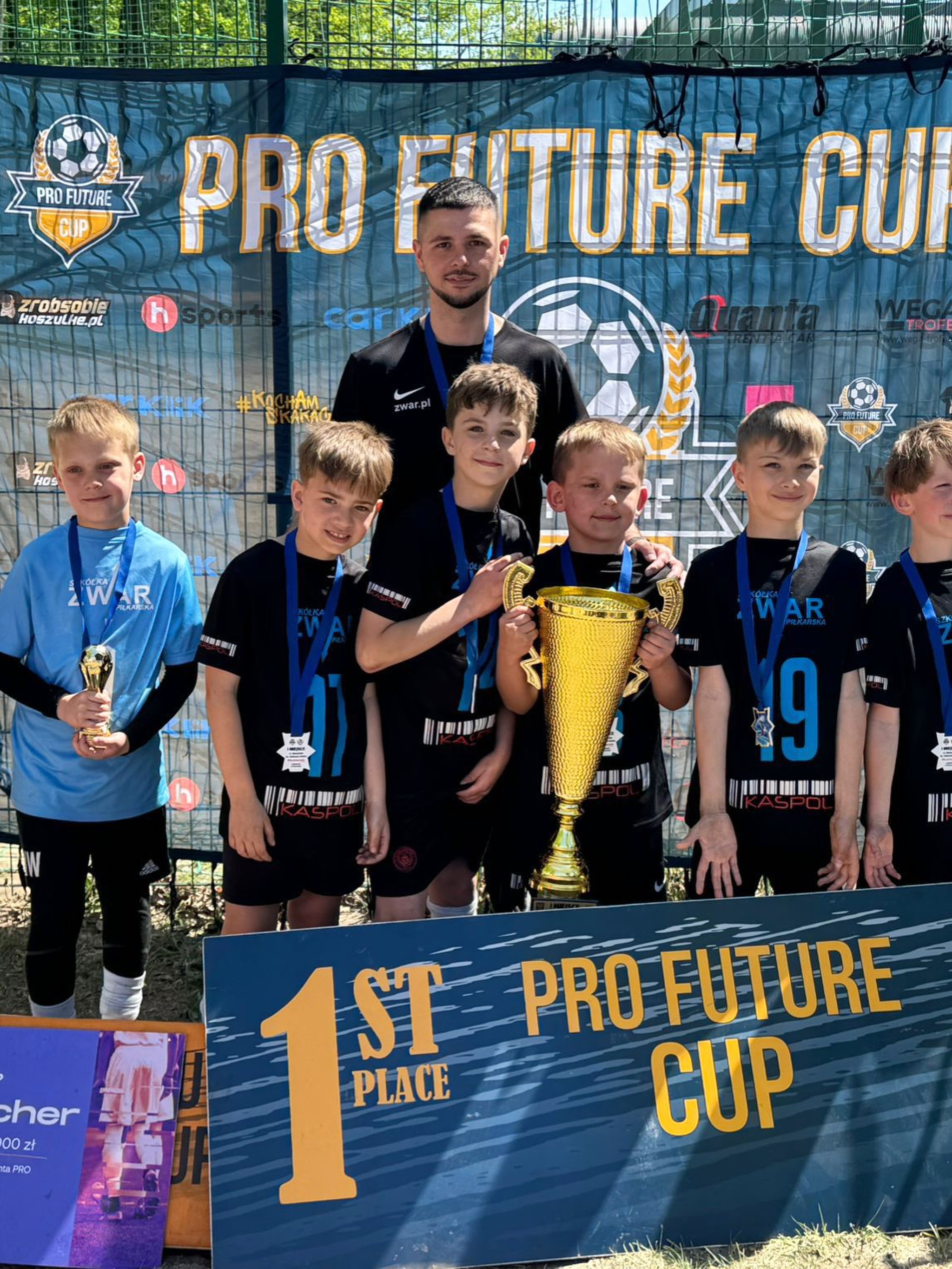 Wygraliśmy ! 🏆🥇⚽️ Rocznik 2017 z trenerem Jakubem Borczyńskim @b0ru_2 wygrał turniej @profuturecup_ 💪 W dwudniowym turnieju brały udział 32 drużyny z całej Polski - nasza drużyna była najlepsza !!! 🙌🔥🔥🔥 Brawo drużyna, brawo trener, brawo rodzice 👏 #druzyna #piłkanożna #turniejpiłkarski #winner