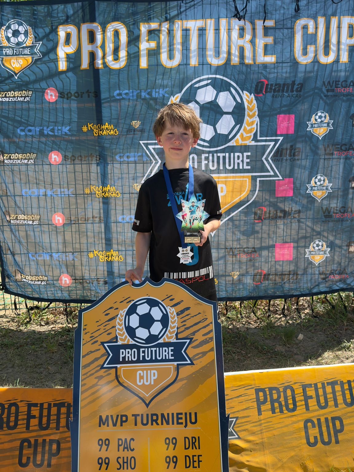 Wygraliśmy ! 🏆🥇⚽️ Rocznik 2017 z trenerem Jakubem Borczyńskim @b0ru_2 wygrał turniej @profuturecup_ 💪 W dwudniowym turnieju brały udział 32 drużyny z całej Polski - nasza drużyna była najlepsza !!! 🙌🔥🔥🔥 Brawo drużyna, brawo trener, brawo rodzice 👏 #druzyna #piłkanożna #turniejpiłkarski #winner