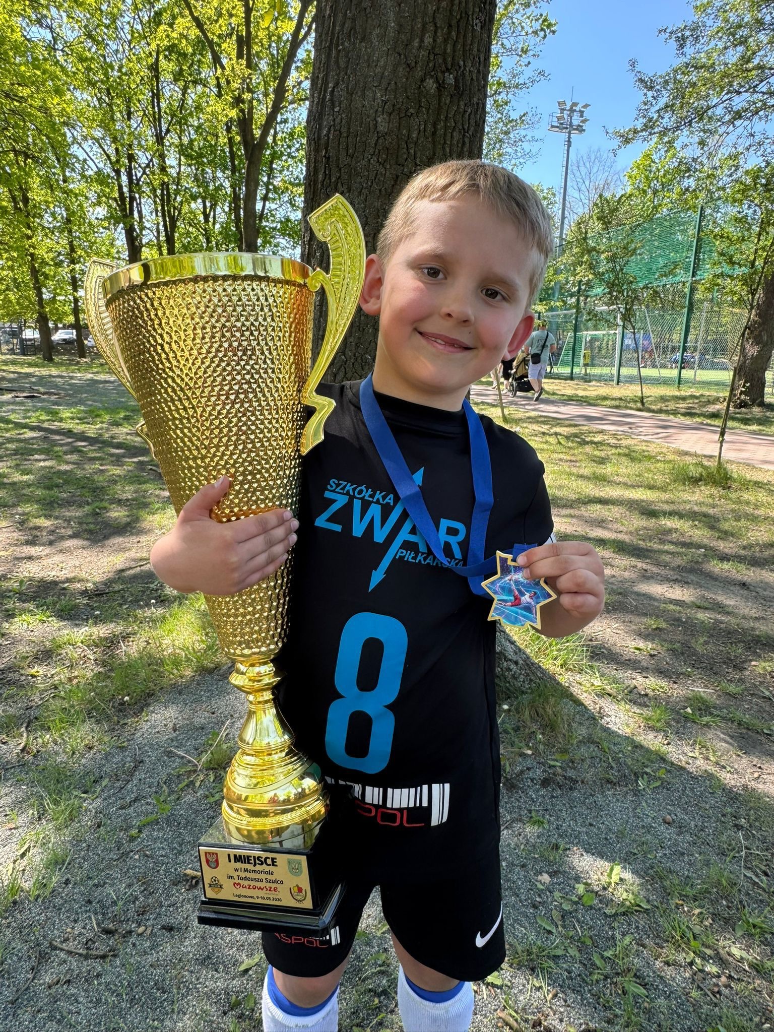 Wygraliśmy ! 🏆🥇⚽️ Rocznik 2017 z trenerem Jakubem Borczyńskim @b0ru_2 wygrał turniej @profuturecup_ 💪 W dwudniowym turnieju brały udział 32 drużyny z całej Polski - nasza drużyna była najlepsza !!! 🙌🔥🔥🔥 Brawo drużyna, brawo trener, brawo rodzice 👏 #druzyna #piłkanożna #turniejpiłkarski #winner