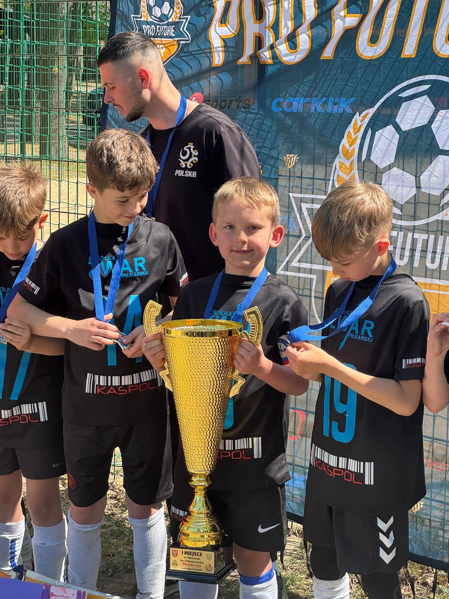 Wygraliśmy ! 🏆🥇⚽️ Rocznik 2017 z trenerem Jakubem Borczyńskim @b0ru_2 wygrał turniej @profuturecup_ 💪 W dwudniowym turnieju brały udział 32 drużyny z całej Polski - nasza drużyna była najlepsza !!! 🙌🔥🔥🔥 Brawo drużyna, brawo trener, brawo rodzice 👏 #druzyna #piłkanożna #turniejpiłkarski #winner