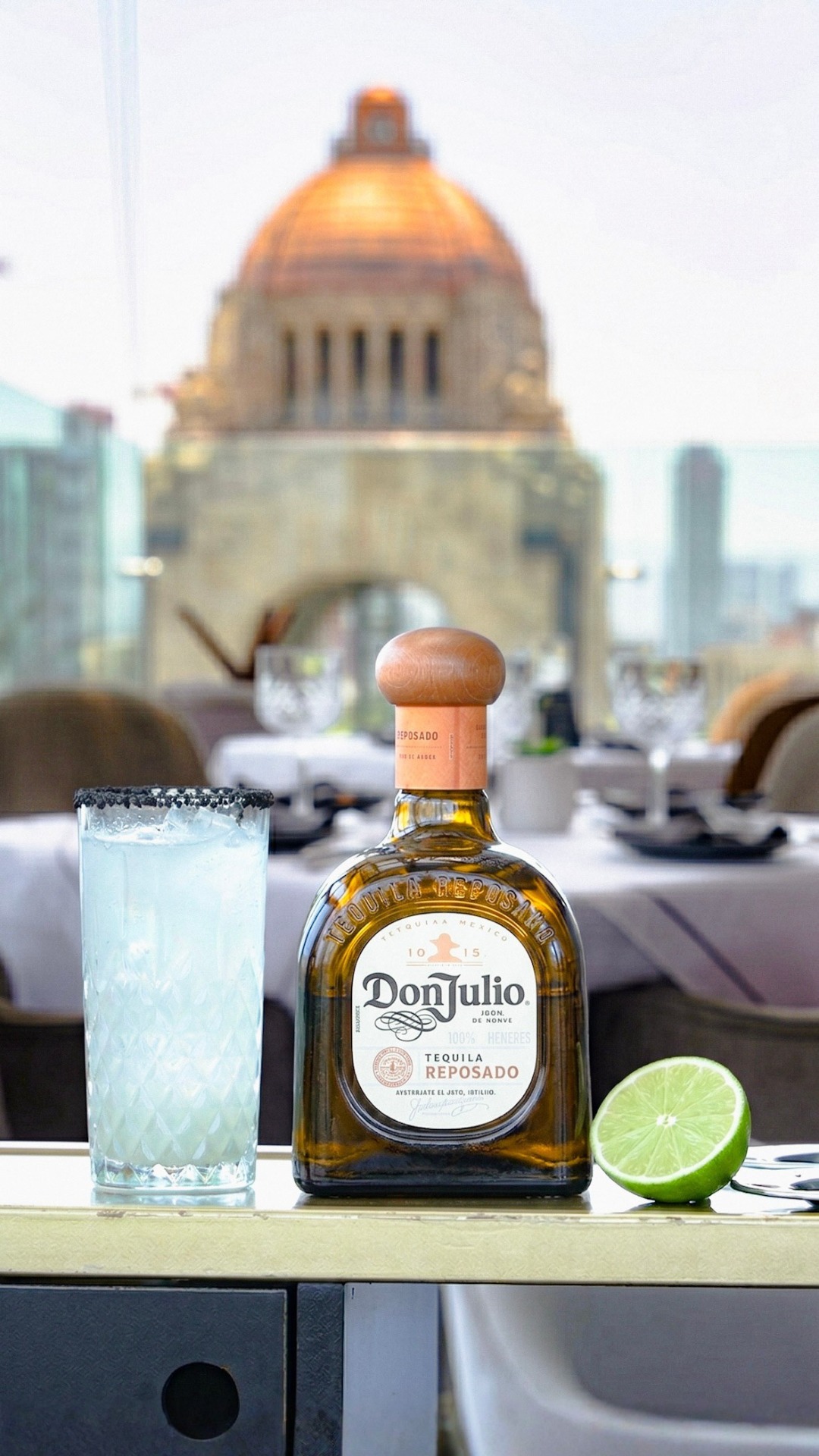 En Arango celebramos a los clásicos de la mixología: La Paloma, una bebida nacional que se destaca por su sabor refrescante, su simplicidad y su popularidad global. La bebida, mezcla de tequila, toronja y sal, es un ícono cultural que celebra la herencia mexicana.
📍Av. de la República 157, Piso 7
#RestaurantesCDMX #PlanEnLaCiudad #ArangoCDMX #AltaCocinaMexicana #RooftopCDMX