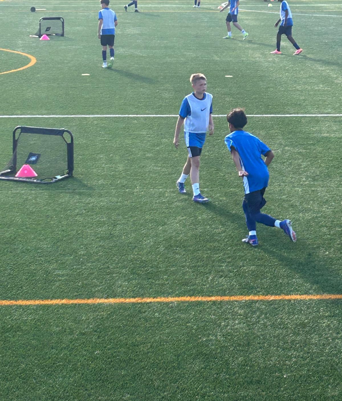 ⚽️ Kolejne wielkie wyróżnienie dla naszego zawodnika! Franek Dowchan (rocznik 2014) przebywa obecnie na testach w hiszpańskim klubie CE Mercantil. 🇪🇸 To efekt ciężkiej pracy, zaangażowania i pasji do piłki nożnej. Jesteśmy dumni, że kolejny zawodnik KS ZWAR ma szansę zaprezentować swoje umiejętności na międzynarodowej arenie. Franek, gratulujemy tego osiągnięcia i mocno trzymamy kciuki za udane testy! 💪⚽️ Powodzenia! Cała rodzina KS ZWAR jest z Tobą! 💙🤍 #KSZWAR #ZWARMiędzylesie #MłodeTalenty #PiłkaNożna #Football CEMercantil Hiszpania