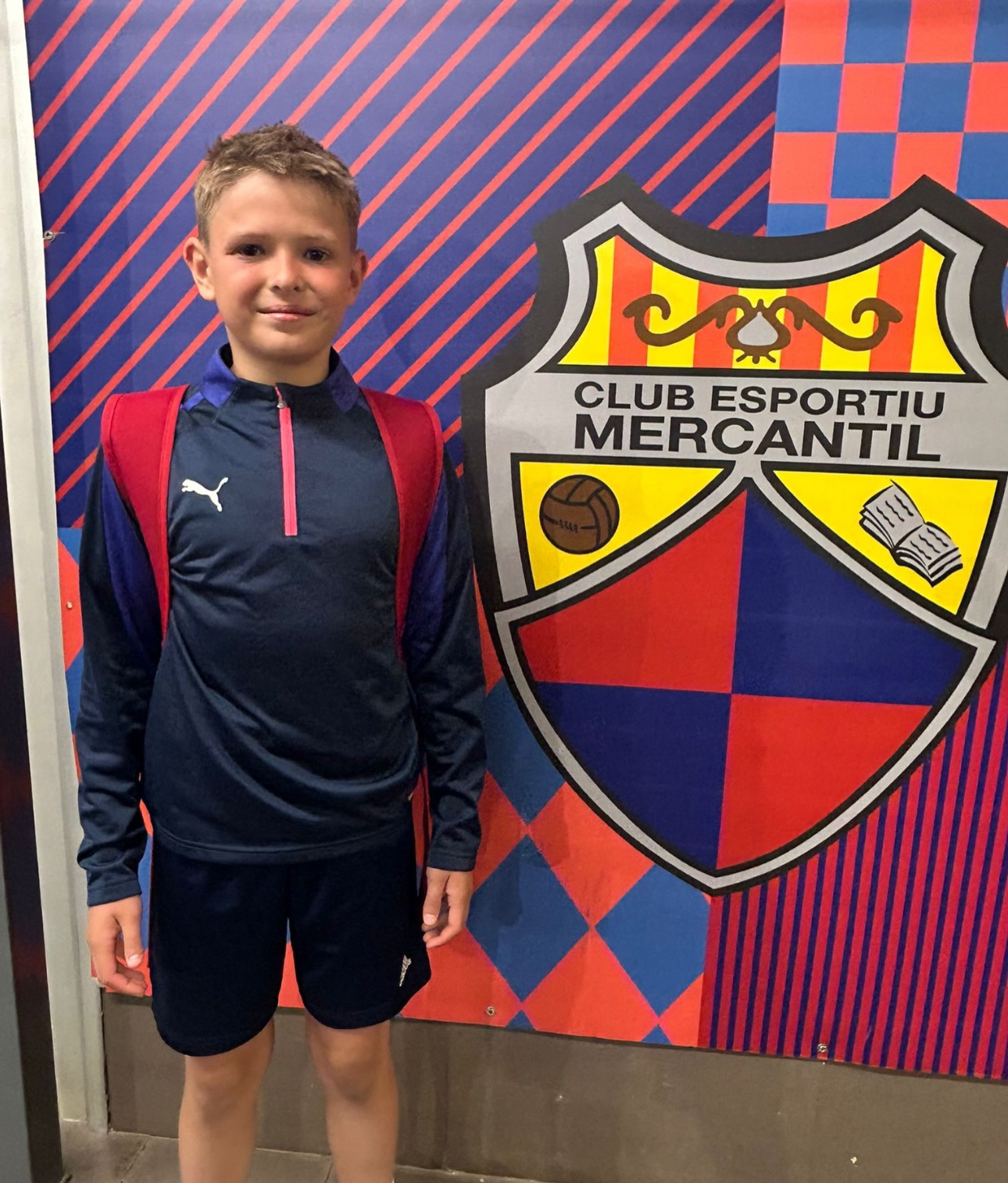 ⚽️ Kolejne wielkie wyróżnienie dla naszego zawodnika! Franek Dowchan (rocznik 2014) przebywa obecnie na testach w hiszpańskim klubie CE Mercantil. 🇪🇸 To efekt ciężkiej pracy, zaangażowania i pasji do piłki nożnej. Jesteśmy dumni, że kolejny zawodnik KS ZWAR ma szansę zaprezentować swoje umiejętności na międzynarodowej arenie. Franek, gratulujemy tego osiągnięcia i mocno trzymamy kciuki za udane testy! 💪⚽️ Powodzenia! Cała rodzina KS ZWAR jest z Tobą! 💙🤍 #KSZWAR #ZWARMiędzylesie #MłodeTalenty #PiłkaNożna #Football CEMercantil Hiszpania