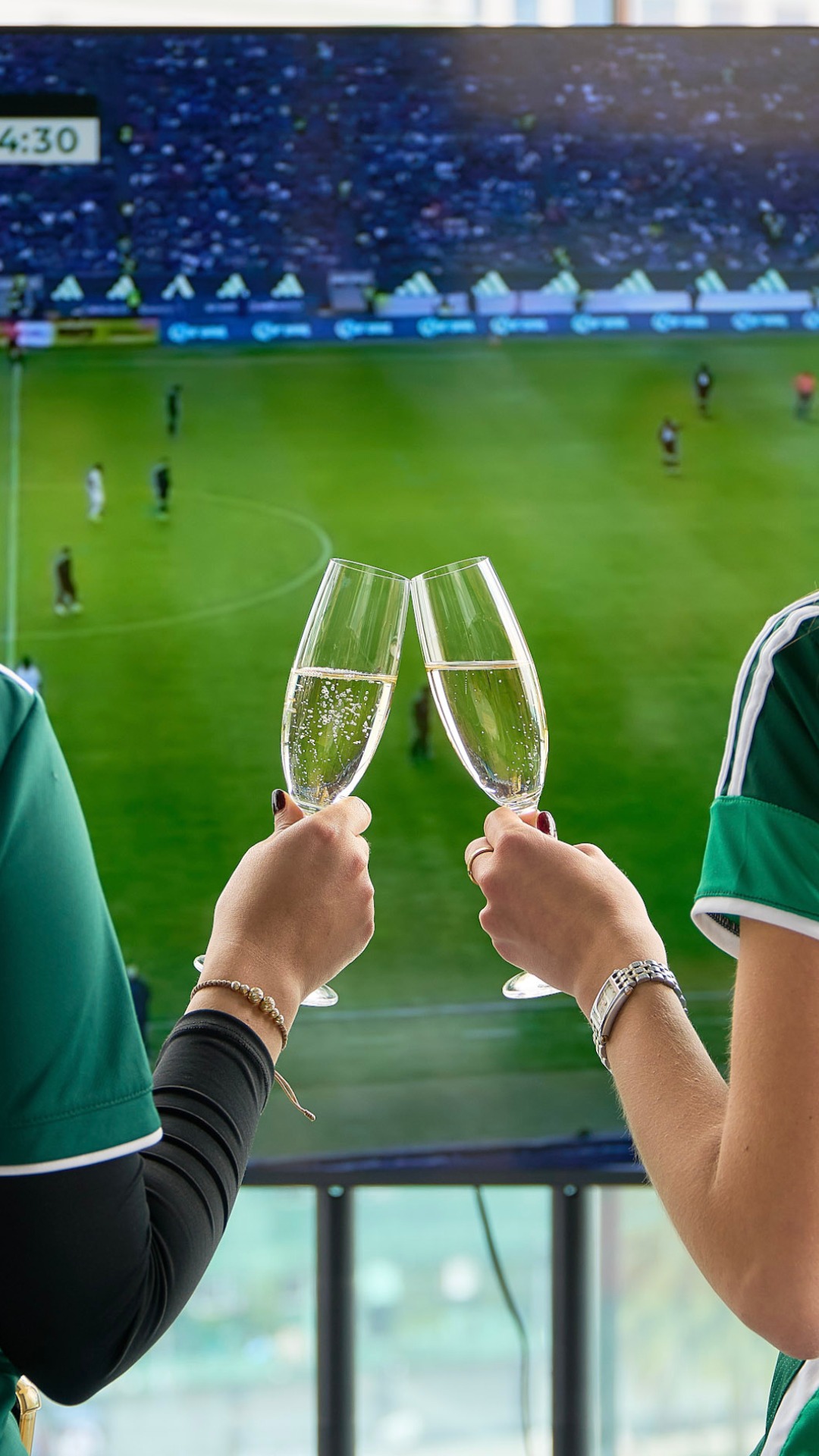Las grandes celebraciones comienzan con un brindis.
Acompáñanos en el primer partido de esta temporada y vive cada jugada desde nuestra terraza.
Y si México anota su primer gol, la celebración corre por nuestra cuenta con una copa de Taittinger.
*Válido solo este 11 de junio*
#RestaurantesCDMX #PlanEnLaCiudad #ArangoCDMX #AltaCocinaMexicana #RooftopCDMX