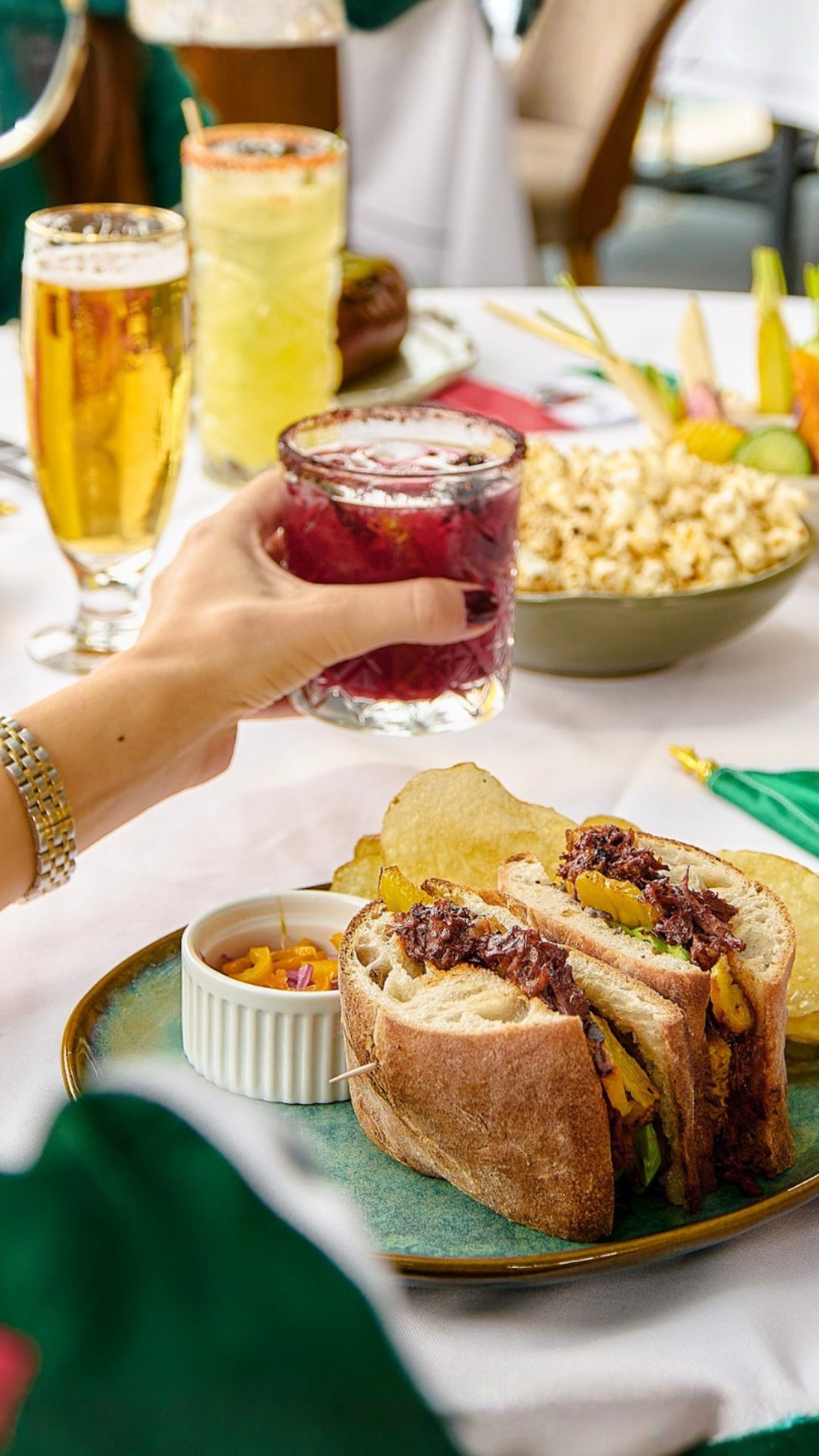 Una temporada especial merece un menú a la altura.
Drinks, botanas, y platillos especiales, hechos para acompañar cada transmisión. ¡Acompáñenos a vivir la pasión por el futbol en Arango!
#RestaurantesCDMX #PlanEnLaCiudad #ArangoCDMX #AltaCocinaMexicana #RooftopCDMX