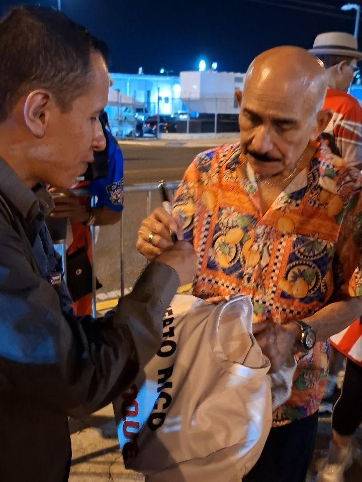 Hablar de Charlie Aponte es referirse a una de las voces más exquisitas de la salsa. Cada show en vivo que he presenciado se ha caracterizado por un despliegue de energía poderoso, donde el baile, los sentimientos e incluso el humor son ingredientes de sus épicas presentaciones y al parecer la edad es solo un número que suma experiencia y no le resta calidad a sus interpretaciones.
Queremos que sus interpretaciones sean eternas.
Gracias maestro por una noche de descarga de salsa inolvidable en la CUNA DE LA SALSA. PONCE, PUERTO RICO.
@charlieapontepr