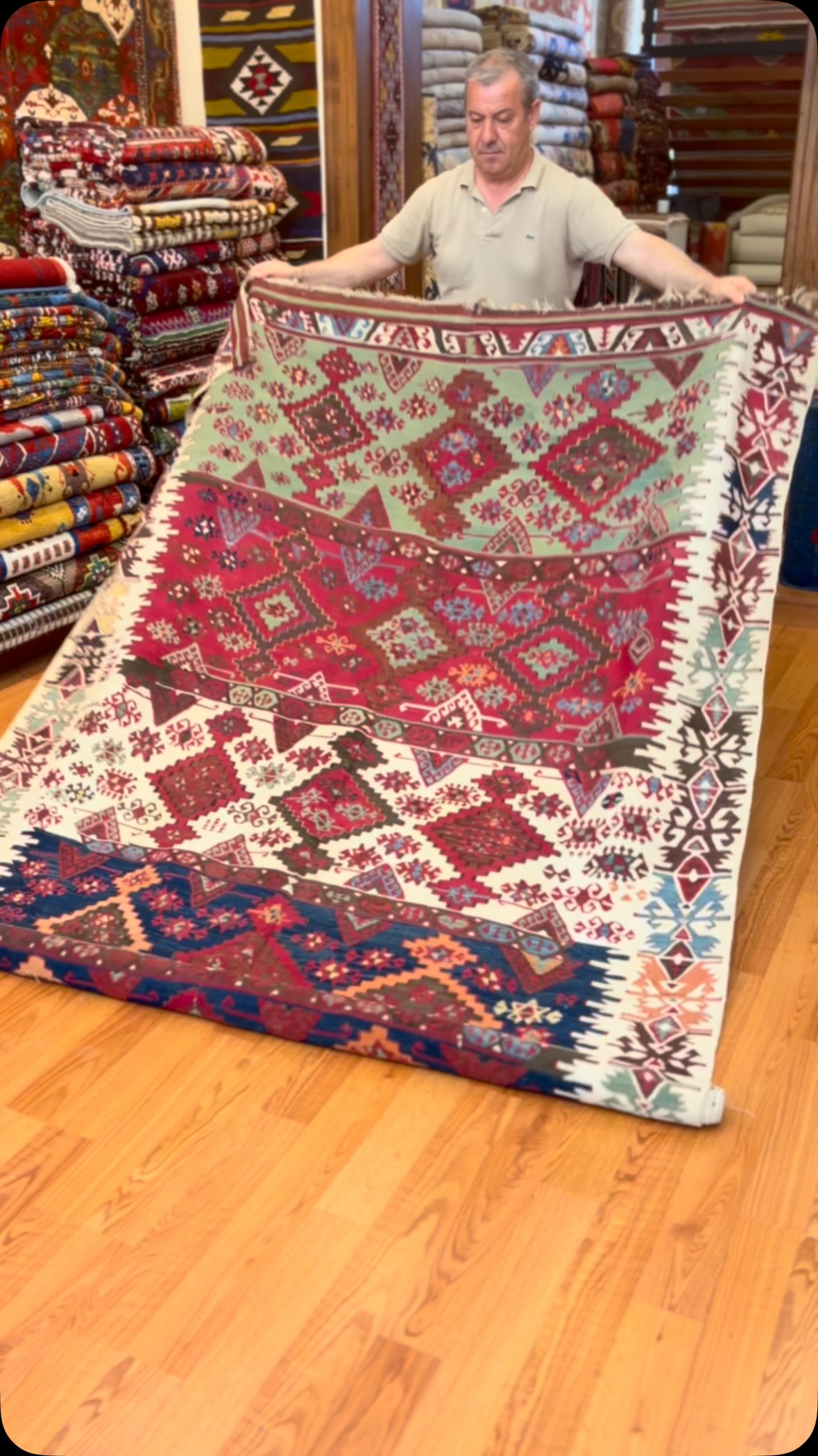 El dokumasının zarafeti, Adana yöresi kilimlerinde hayat buluyor. ✨
The elegance of handweaving comes to life in Adana kilims. ✨