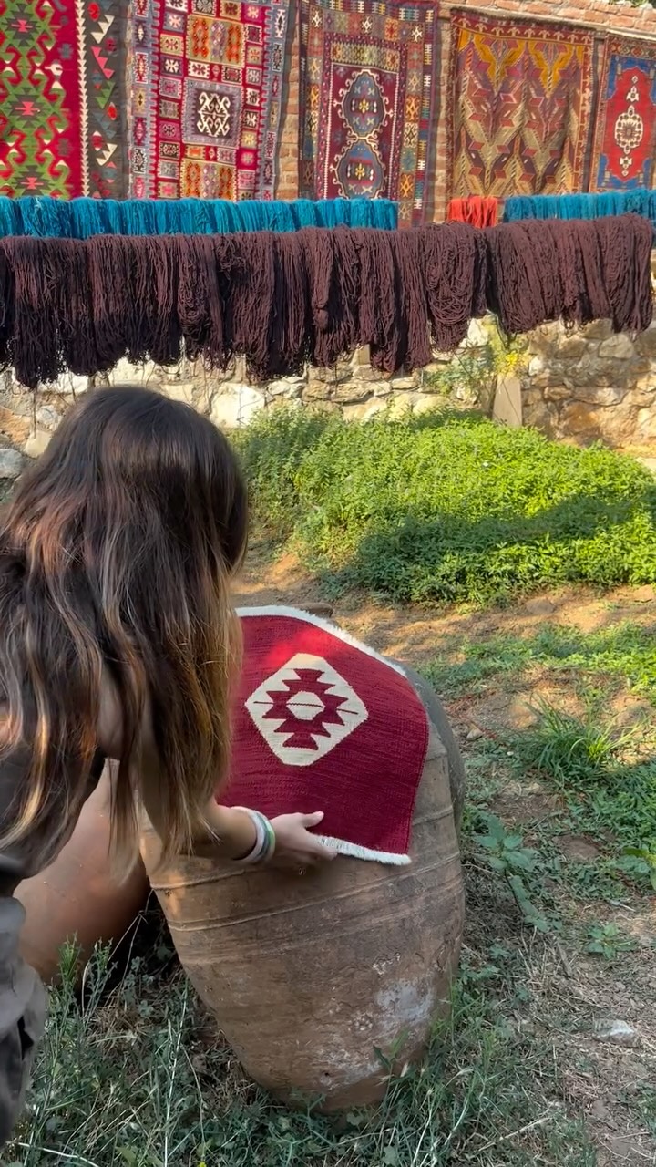 Her ebatta, aynı ustalık; her ilmekte, aynı hikaye. Kilimlerimizi keşfetmeye hazır mısınız? ✨
Every size reflects the same craftsmanship, every knot tells the same story. Are you ready to discover our rugs? ✨
