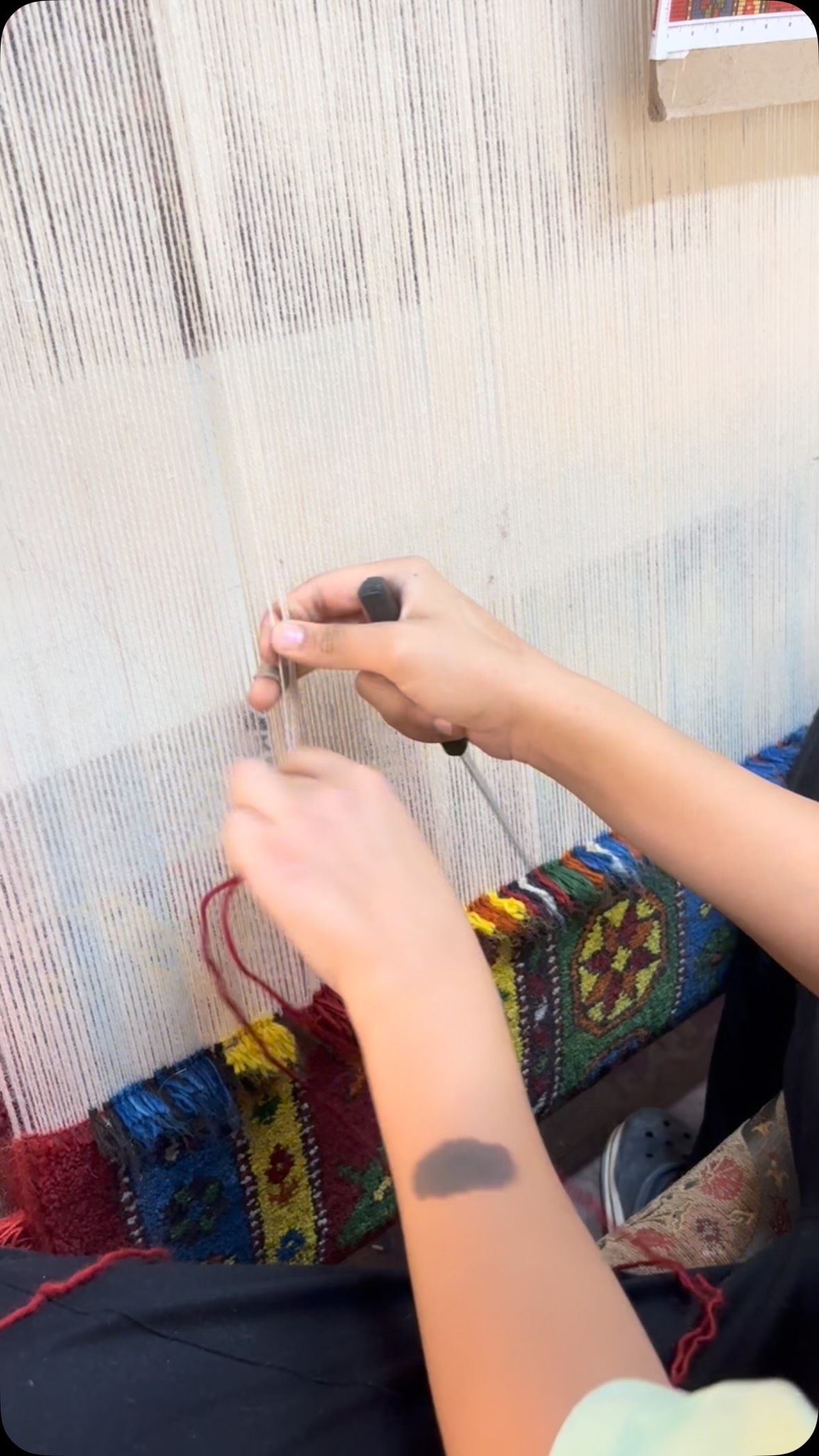 Halınızın, ilk ilmekten son dokunuşa uzanan özenli yolculuğuna tanık olun. ✨
Witness the meticulous journey of your rug, from the very first stitch to the final touch. ✨