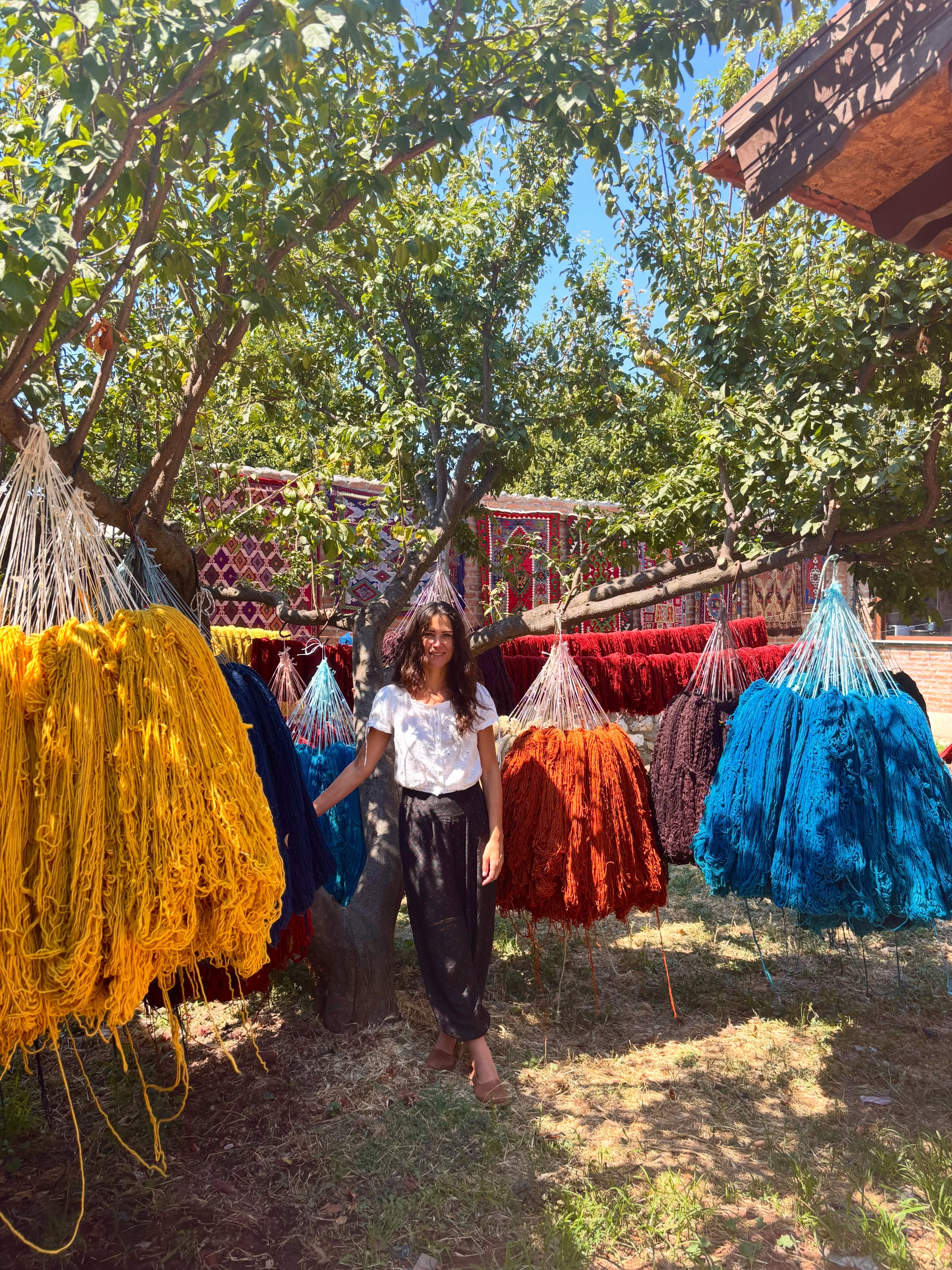 Sevgili Elif Boyner Hanım’ın @elifboyner369 değerli ziyareti bizleri çok mutlu etti. ✨
Sıcak sohbeti, zarif enerjisi ve güzel paylaşımlarıyla atölyemizde çok keyifli bir buluşmaya dönüştü.
Nazik ziyareti için kendisine teşekkür ederiz. 🌸
