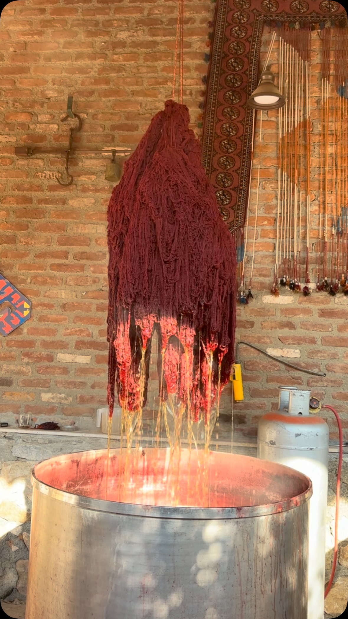 Köklerden dokumaya, kırmızının serüveni. ❤️
From roots to weaving, the journey of red. ❤️