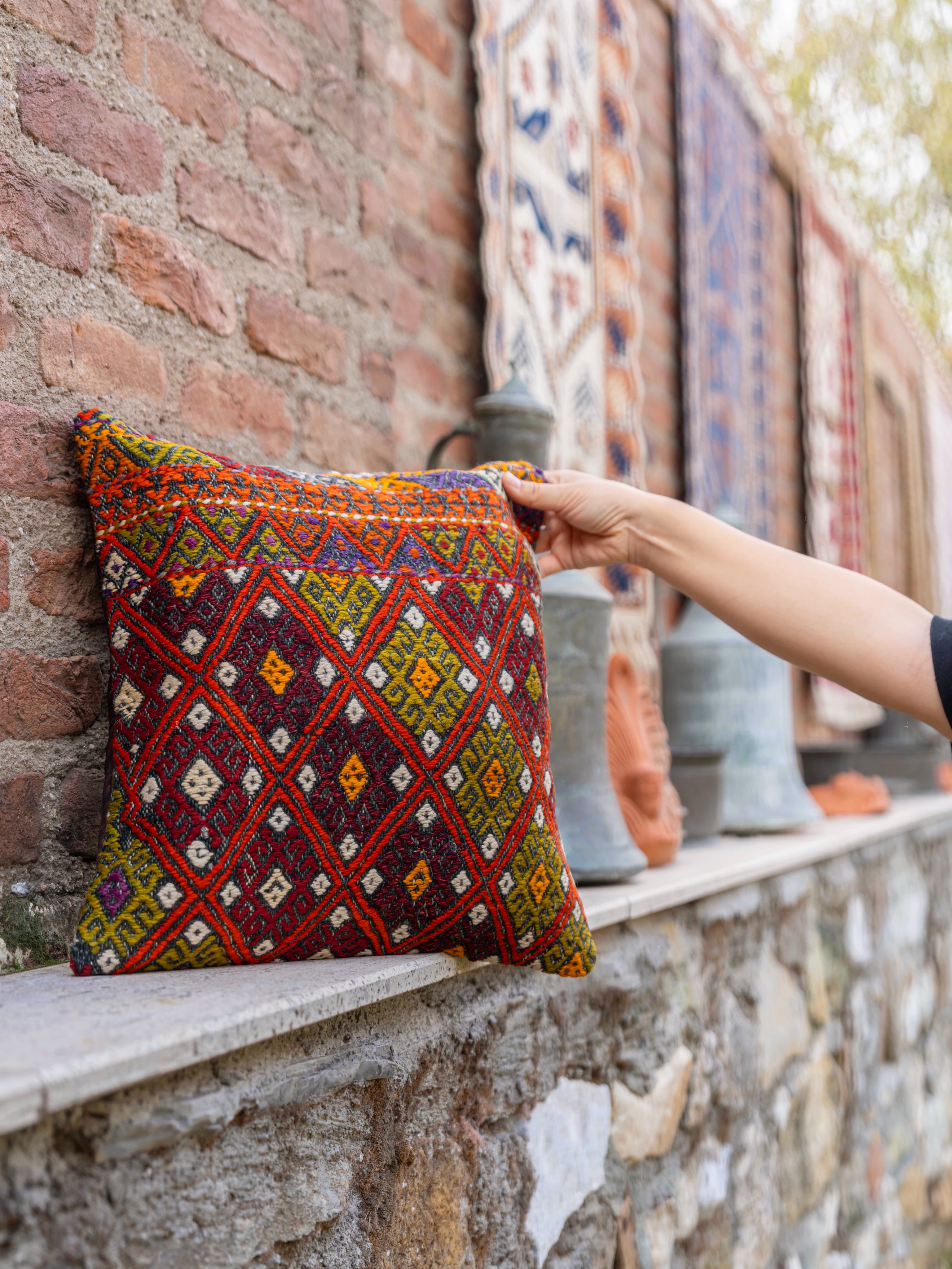 El dokuma kırlentlerle, her köşeye eşsiz bir dokunuş. ✨
Handwoven cushions, adding a unique touch to every corner. ✨