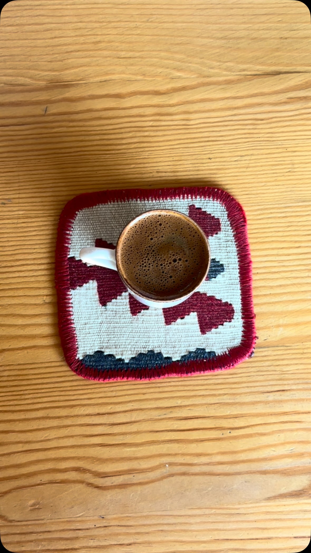İyi haftalar! ☕️ Kahvenizin altında böyle güzel bardak altlıkları olursa, haftanızın daha da güzel geçeceğine eminiz. ✨
Have a wonderful week! ☕️ We’re sure your week will be even better with beautiful handmade coasters like these under your coffee. ✨