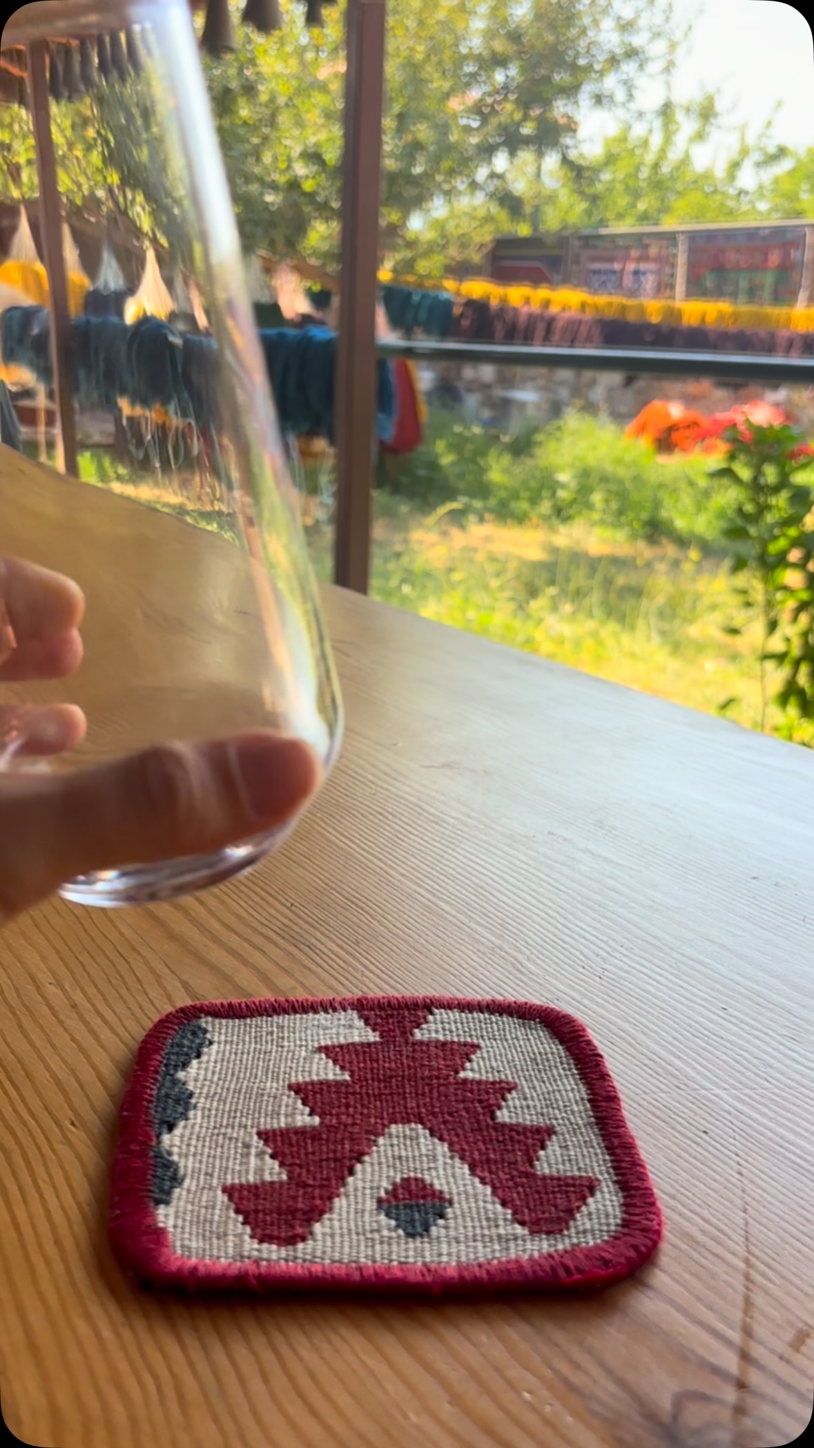 El emeğiyle dokunan küçük detaylar… Sofranıza sıcaklık katan bardak altlıklarımız. 🧶 💦
Handwoven little details that bring warmth to your table. 🧶💦